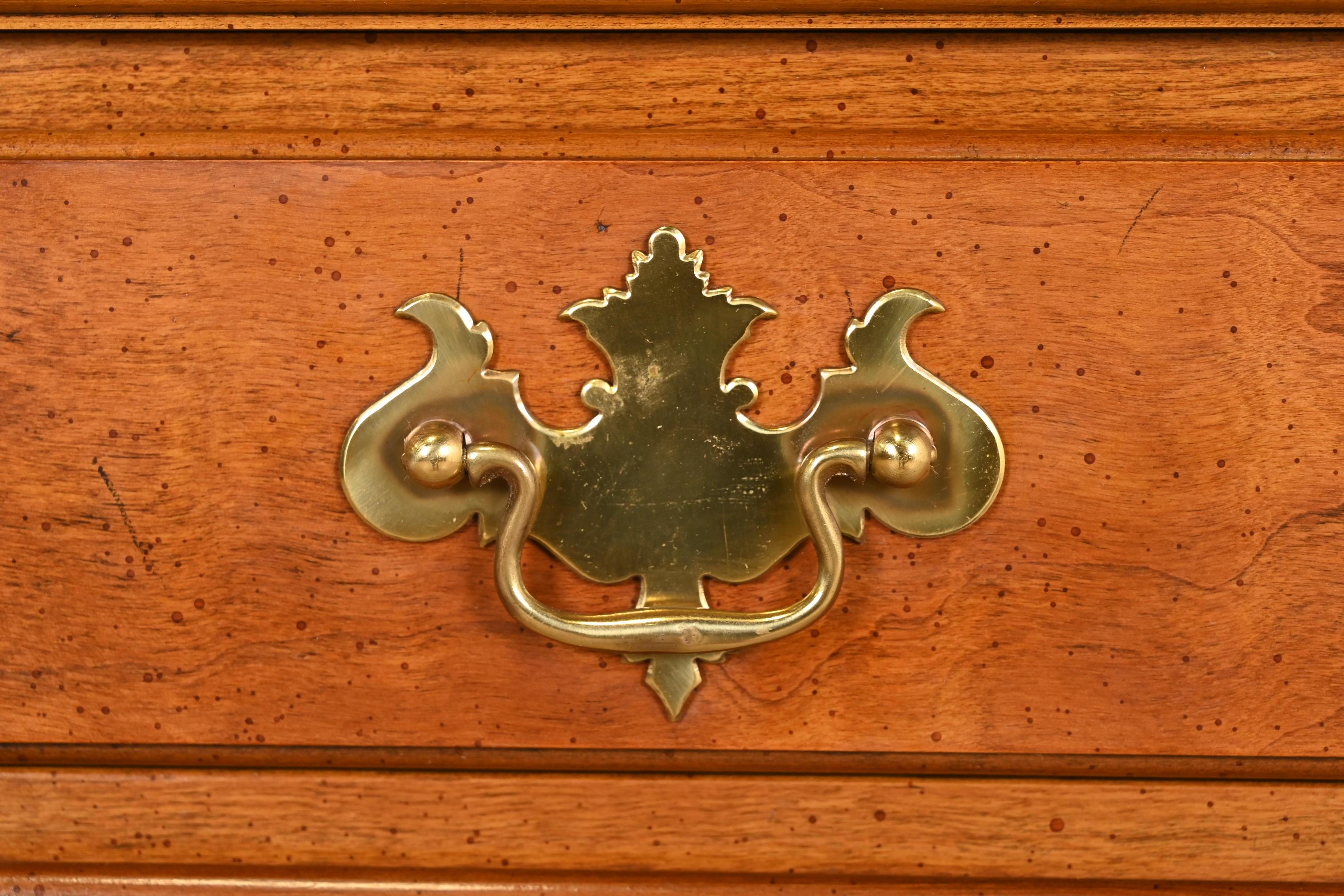 Henredon Crédence buffet en merisier massif Queen Anne en vente 2