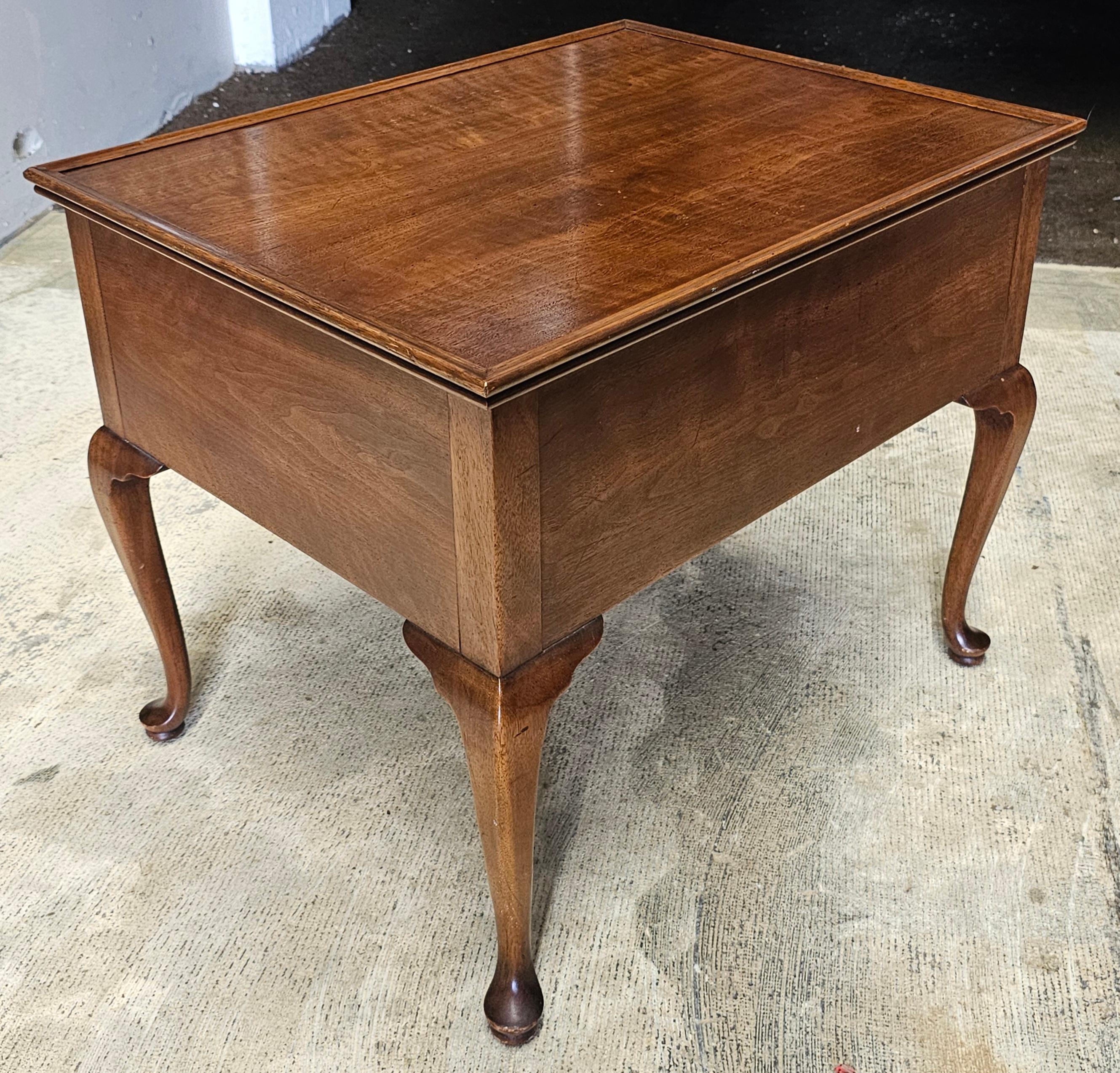 Henredon-Beistelltisch aus Mahagoni im Queen Anne-Stil im Angebot 4
