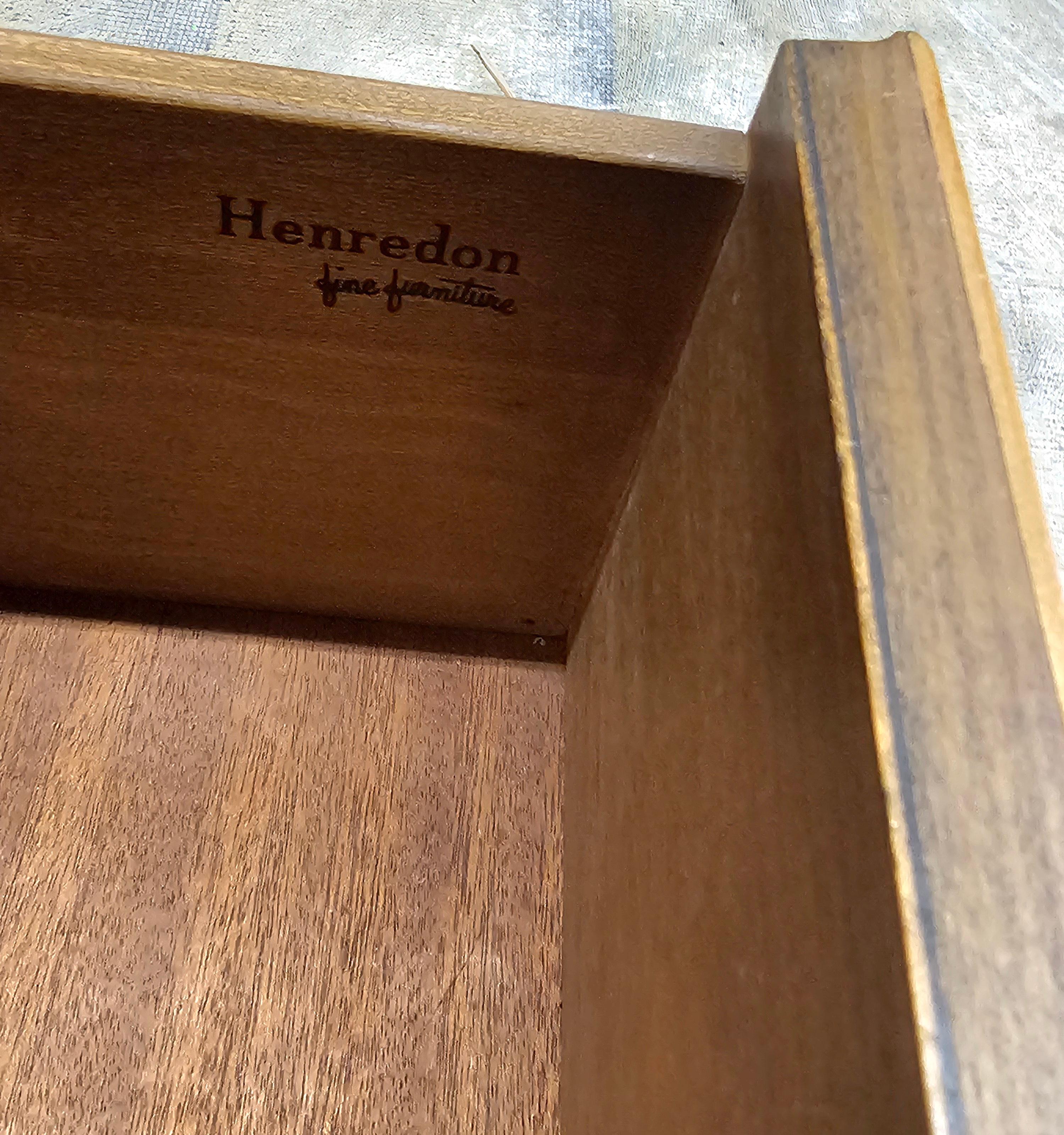 Henredon-Beistelltisch aus Mahagoni im Queen Anne-Stil im Angebot 5