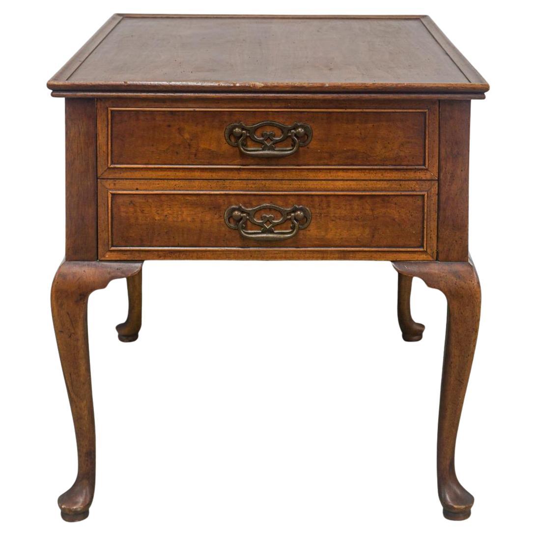 Ein Mitte des 20. Jahrhunderts Henredon Queen Anne Style Mahagoni Beistelltisch mit einer Schublade.
Misst 21