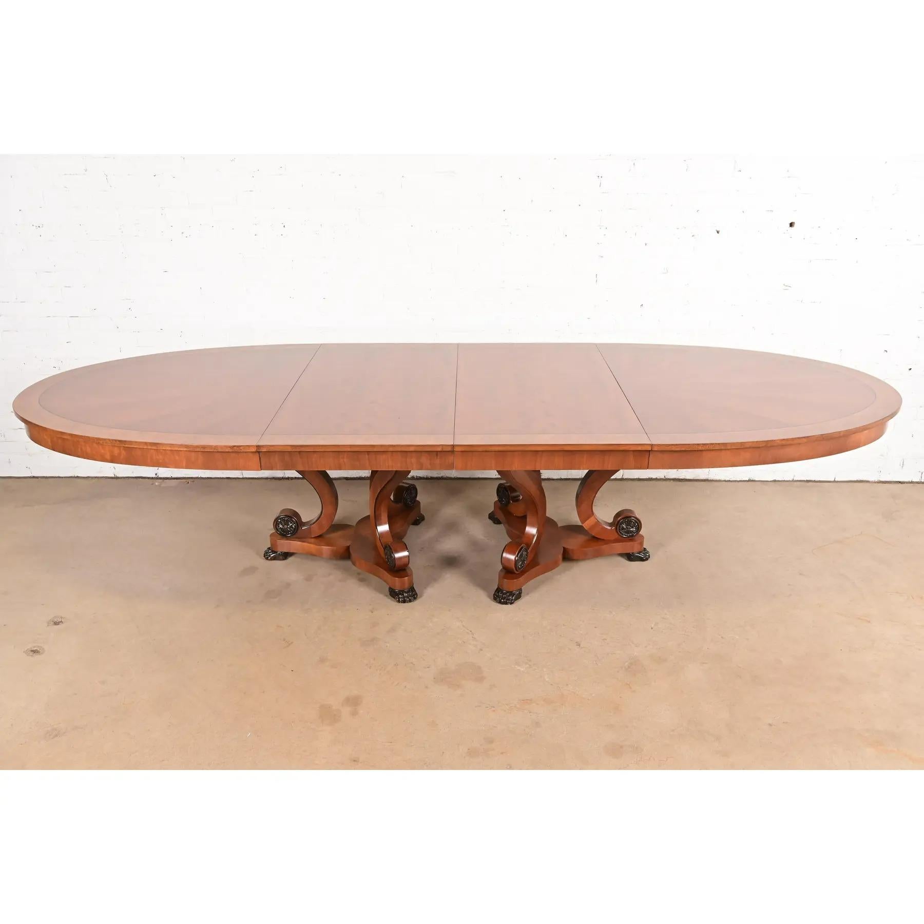 Exceptionnelle table de salle à manger à rallonge de style Régence, Néoclassique ou Empire

Par Henredon

USA, Circa 1980

Bois de cerisier assorti aux livres avec un magnifique motif en étoile sur le dessus, un bandeau en ronce, des accents