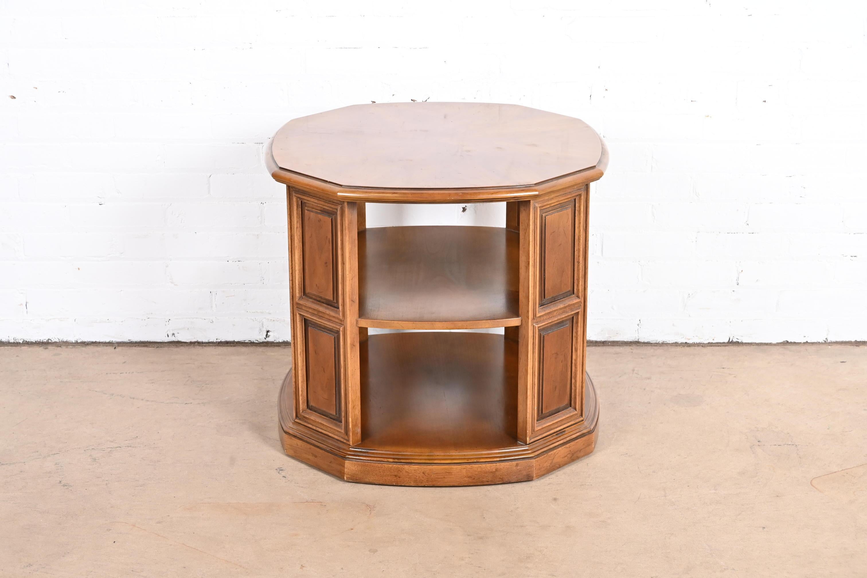 A gorgeous mid-century Regency style walnut three-tier occasional side table

By Henredon

USA, Circa 1970s

Measures: 26.25