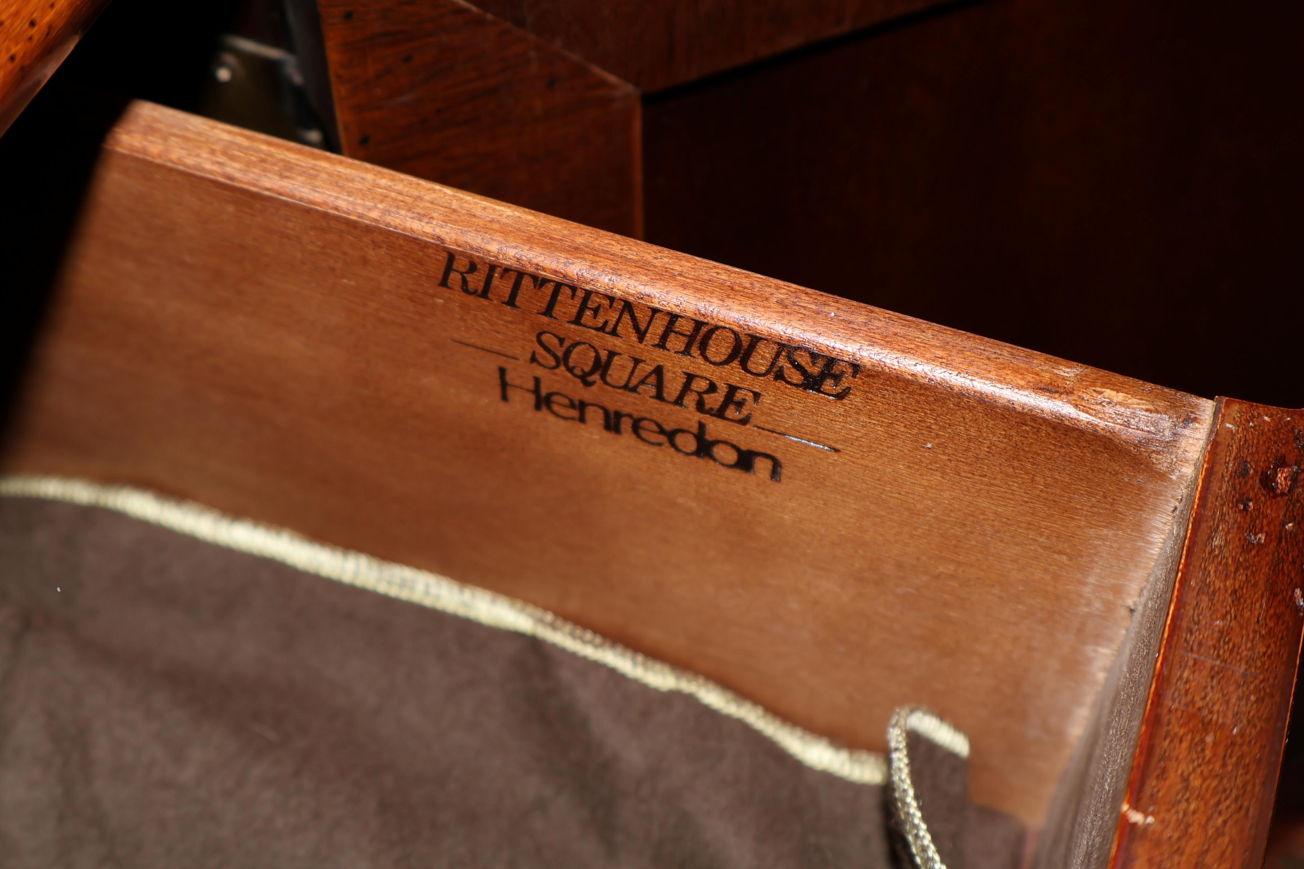 Henredon Square Flame Mahogany, mobile portaoggetti in stile Reggenza in vendita 3