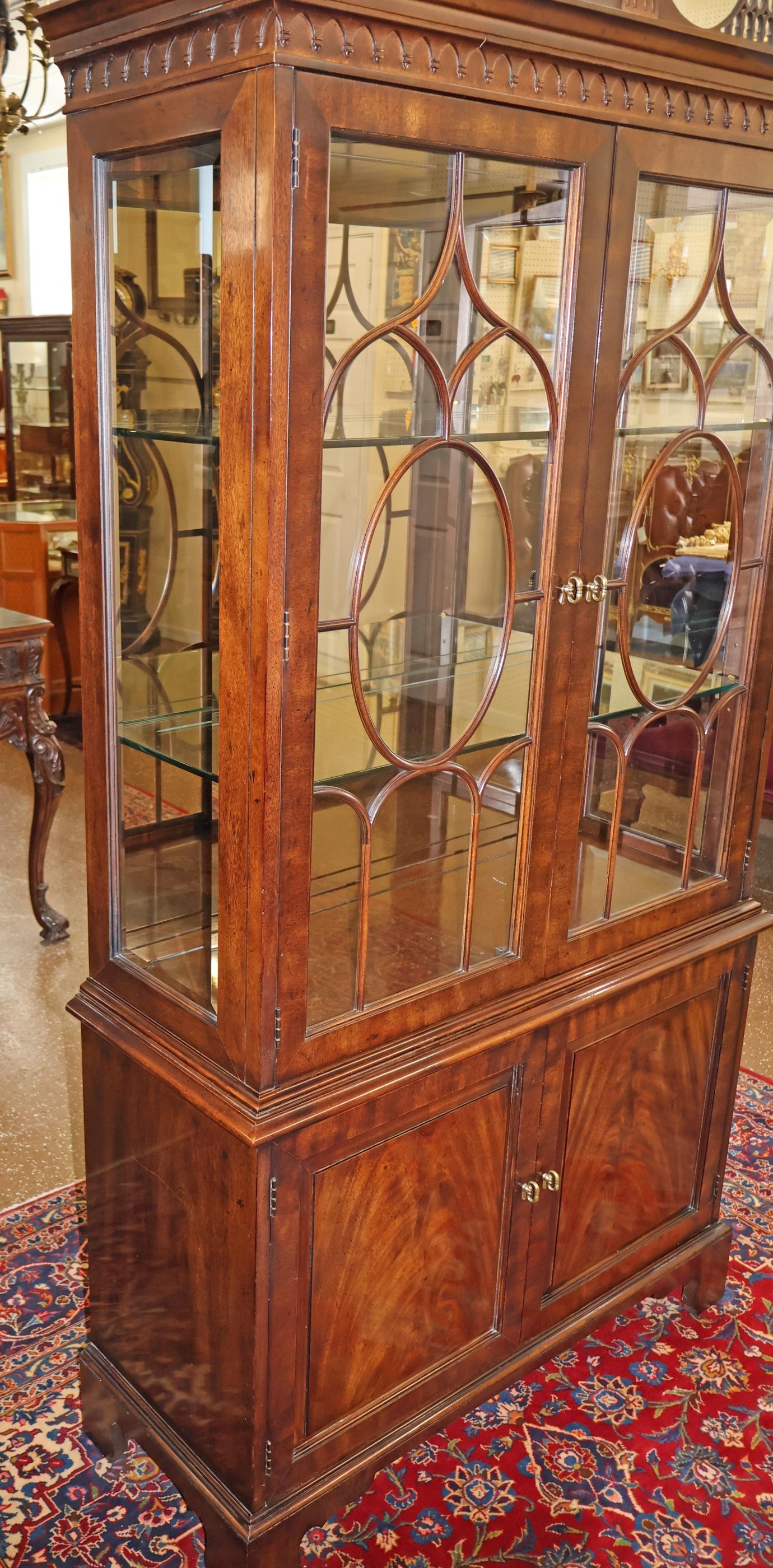 Henredon Square Flame Mahogany, mobile portaoggetti in stile Reggenza In condizioni buone in vendita a Long Branch, NJ