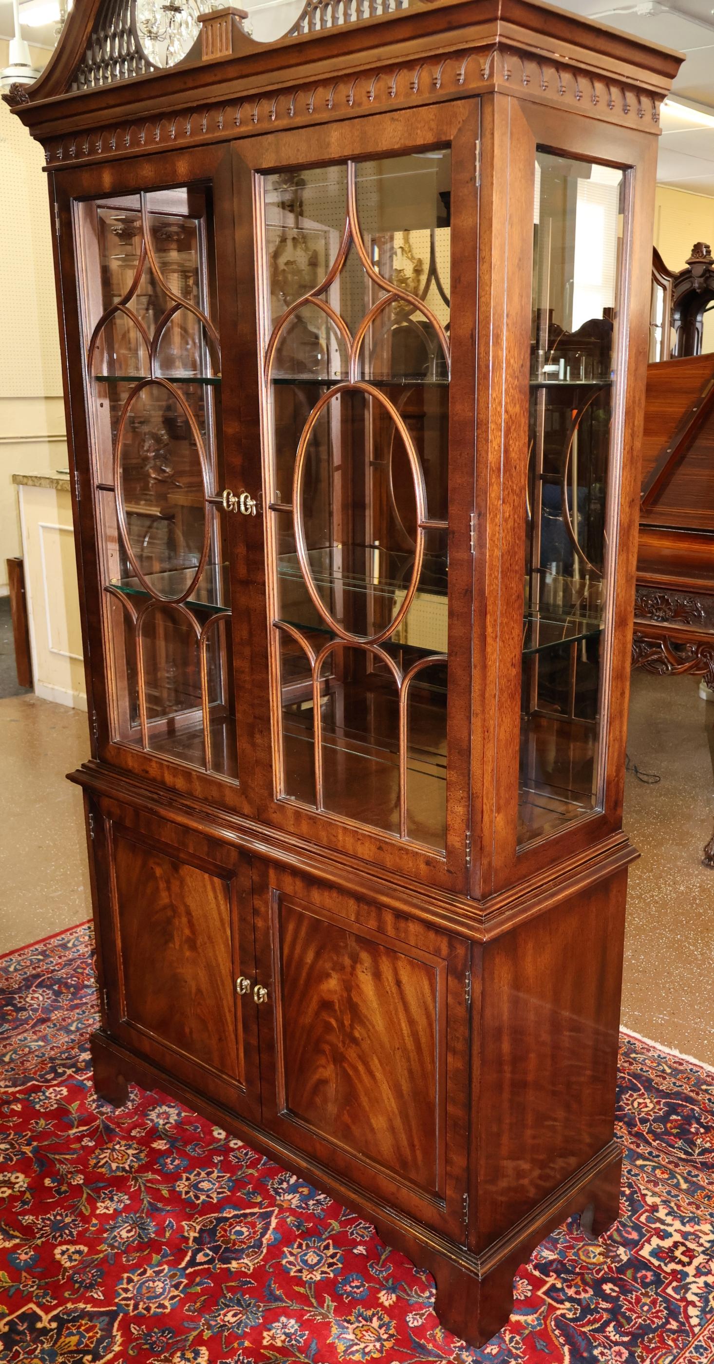 Fine XX secolo Henredon Square Flame Mahogany, mobile portaoggetti in stile Reggenza in vendita