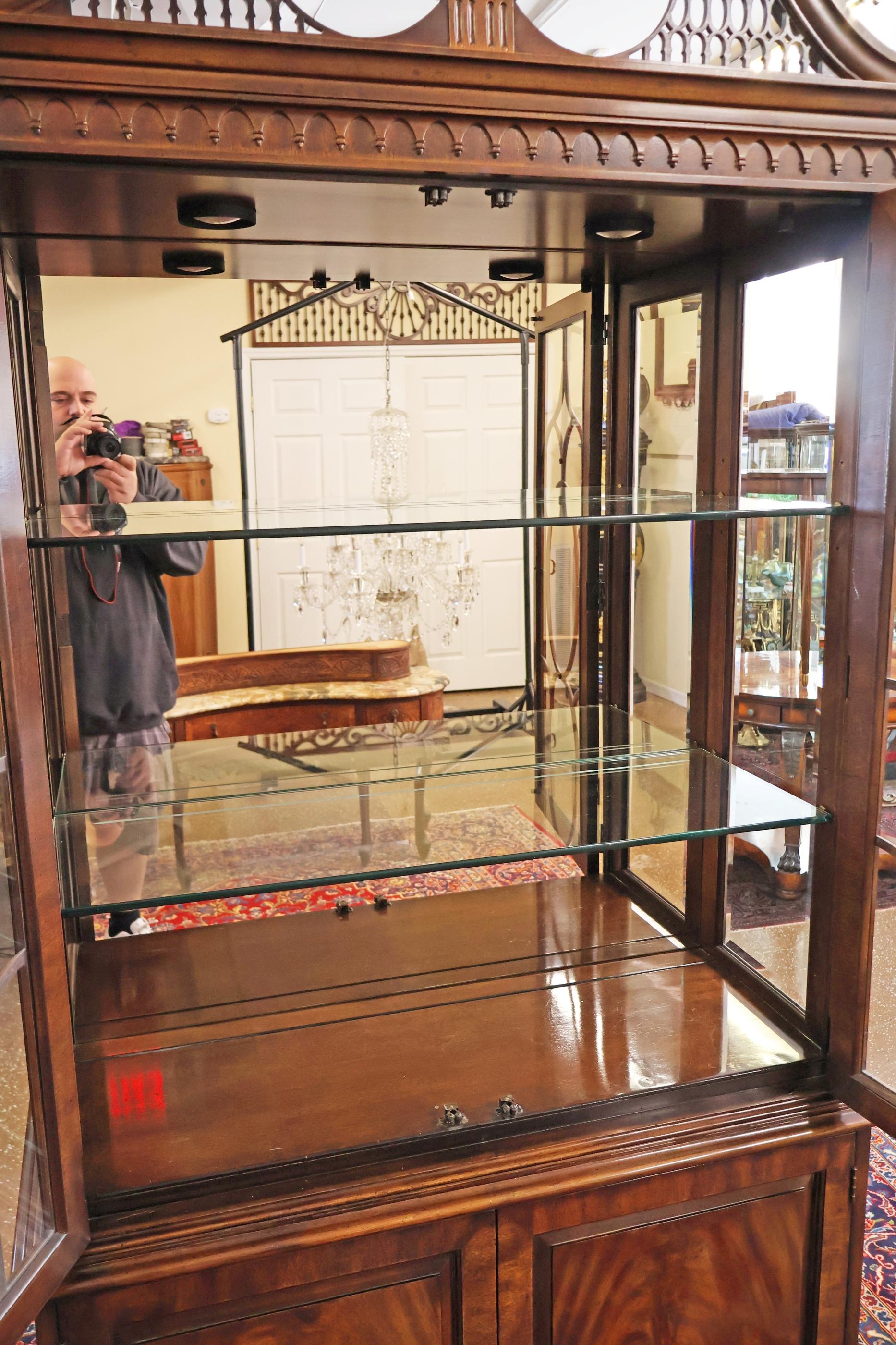 Henredon Square Flame Mahogany, mobile portaoggetti in stile Reggenza in vendita 1