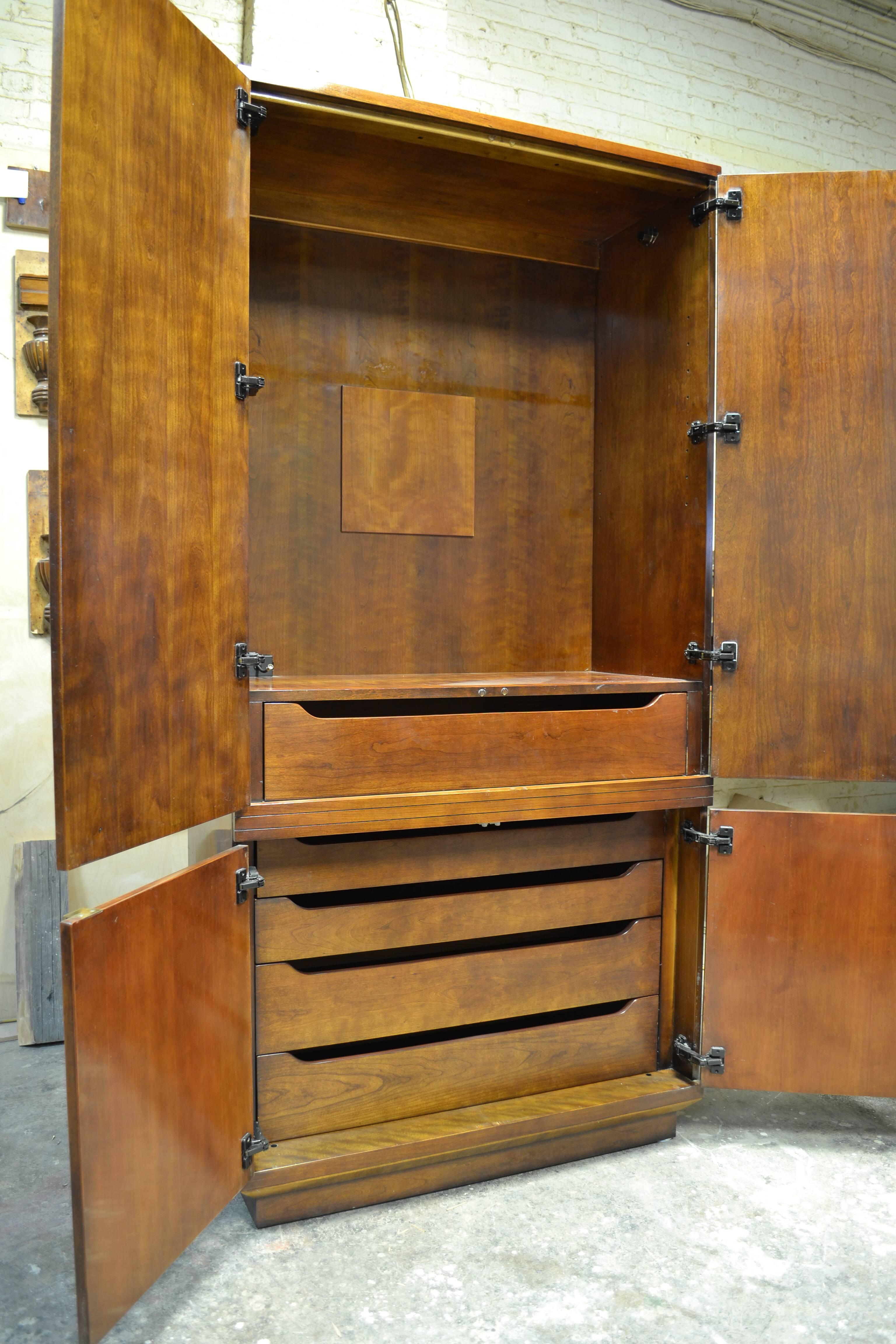 20th Century Henredon Scene Four Cabinet For Sale