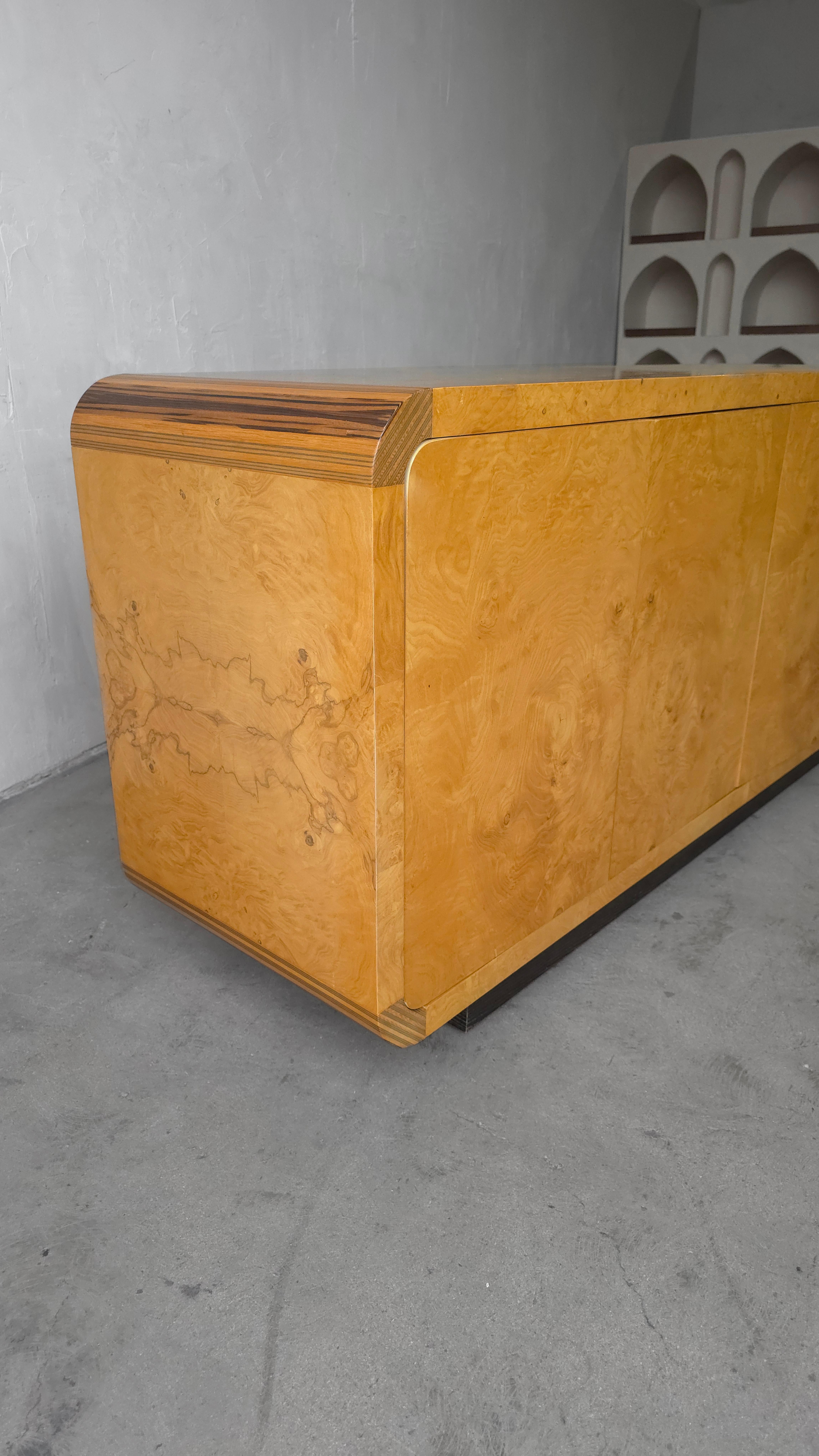 Credenza Cascada Henredon Scene II Burl en Bueno estado para la venta en Las Vegas, NV