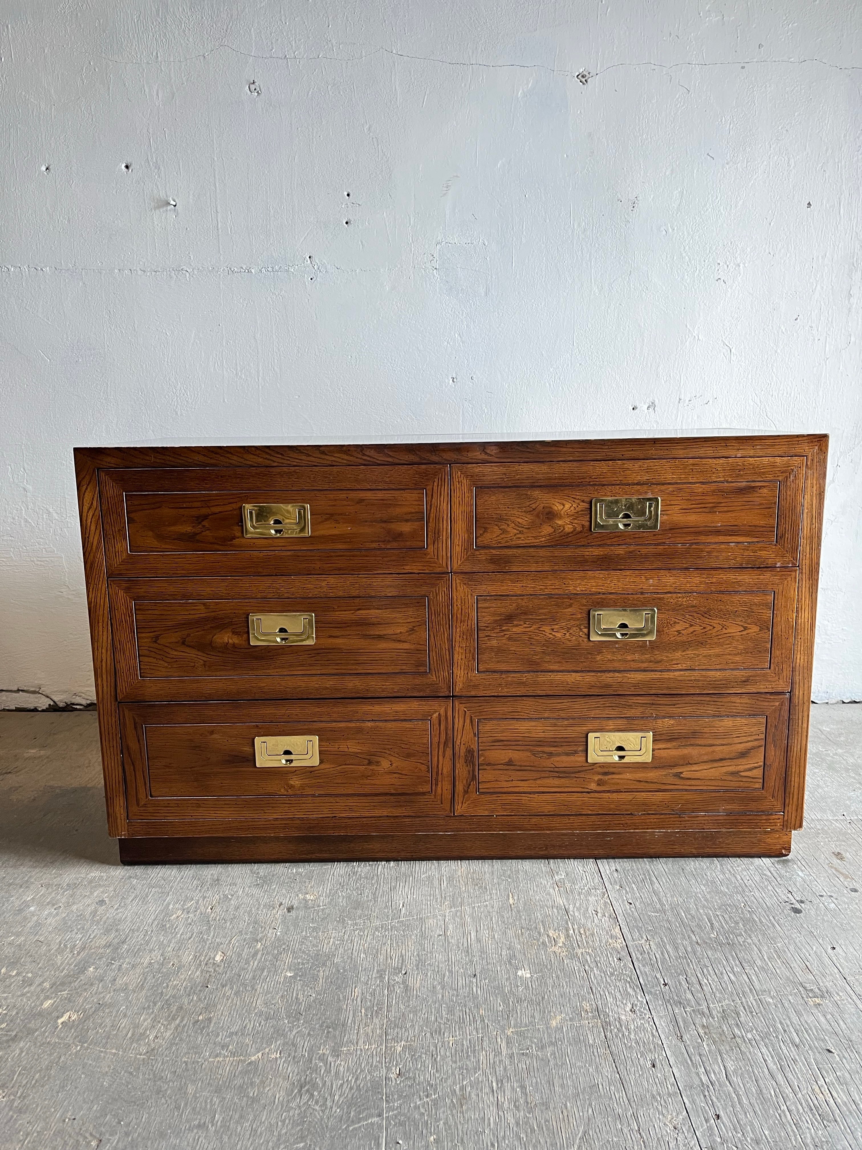 Timeless design in this Henredon Scene One campaign chest of drawers. Classic streamline lines offset with inset brass hardware. 6 drawers for ample storage.
Curbside to NYC/Philly $450