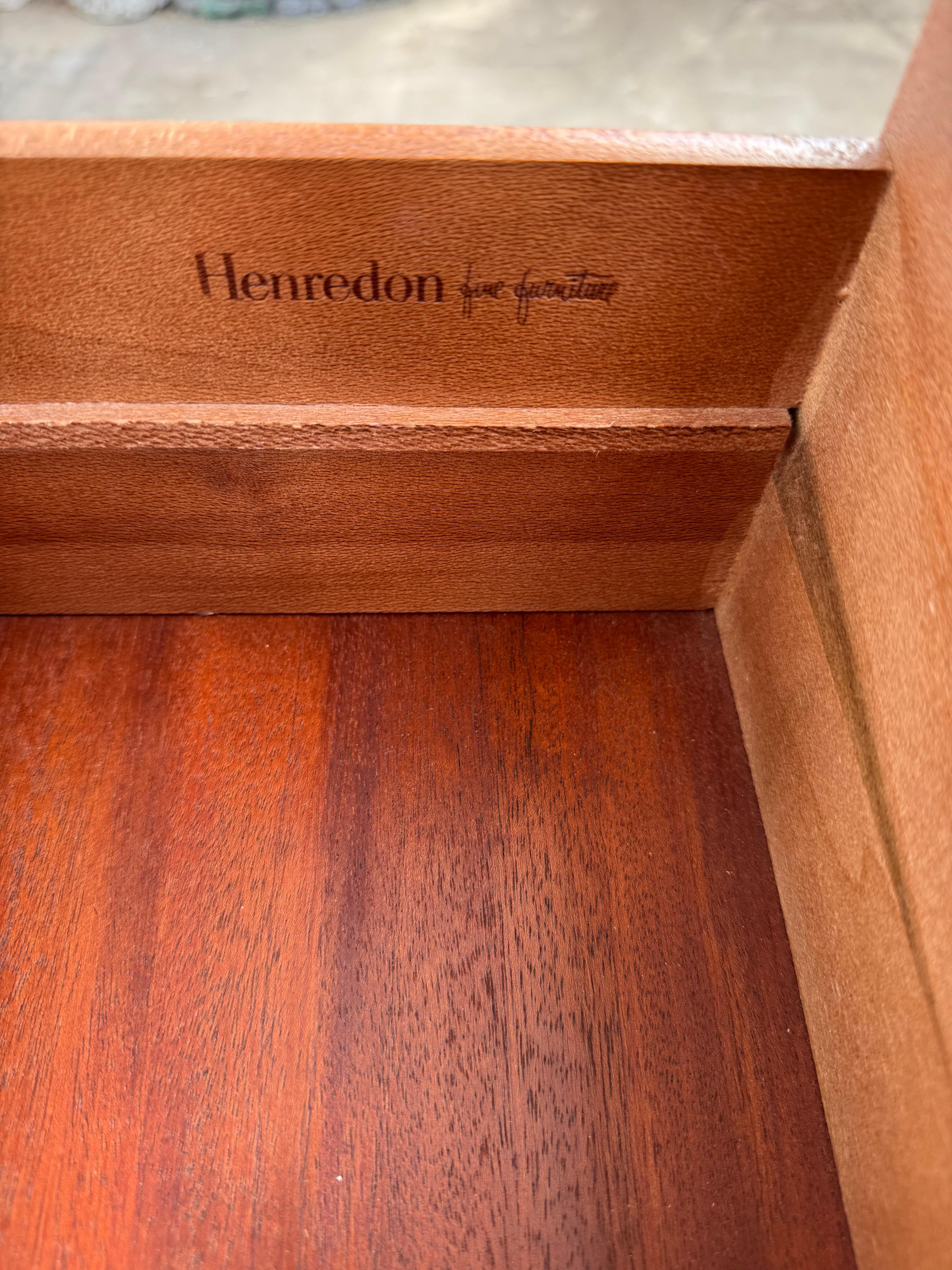 Américain Commode de style Campaigner à 4 tiroirs en noyer pour Henredon Scene One en vente