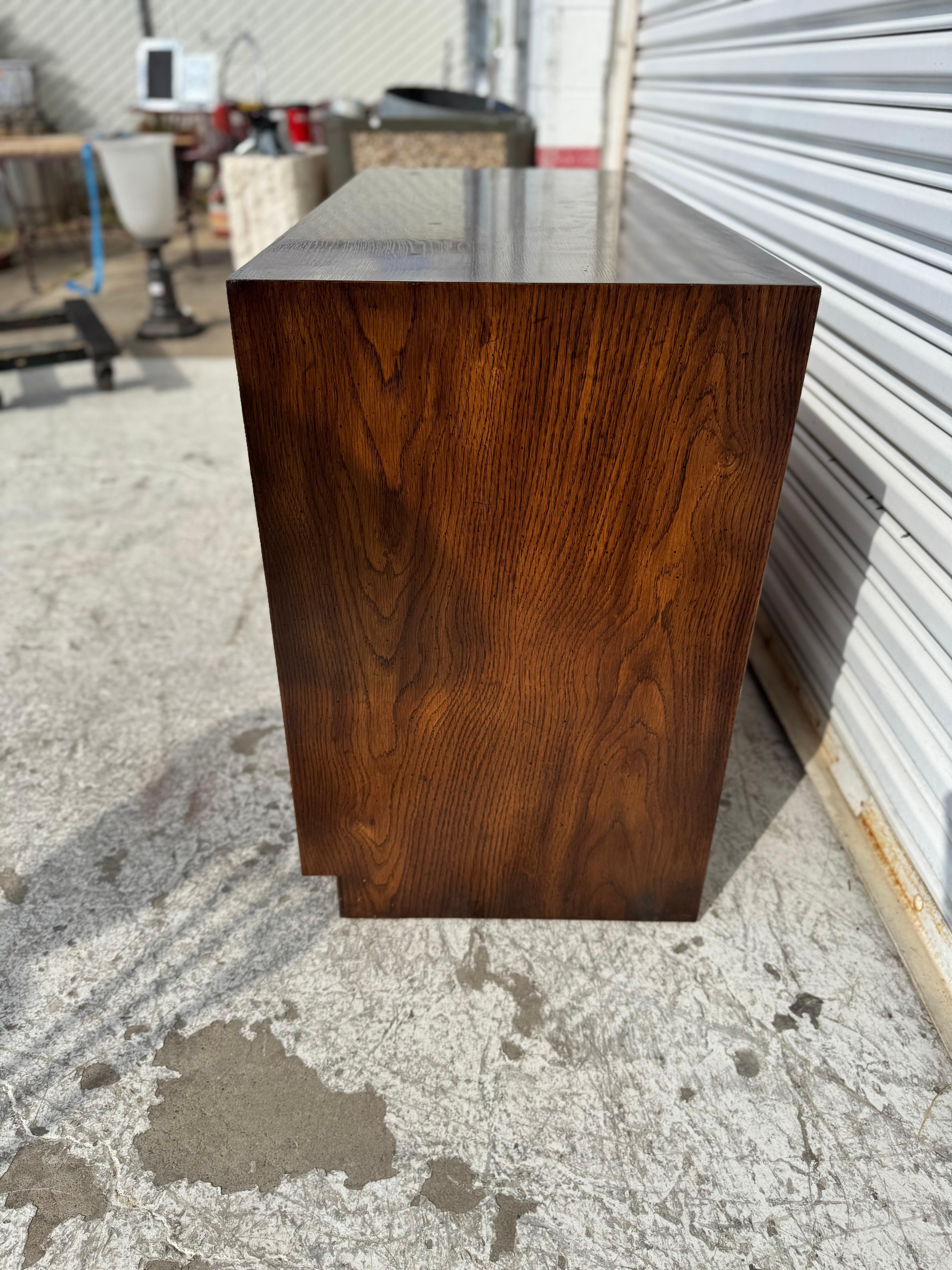 Commode de style Campaigner à 4 tiroirs en noyer pour Henredon Scene One Bon état - En vente à Pasadena, TX
