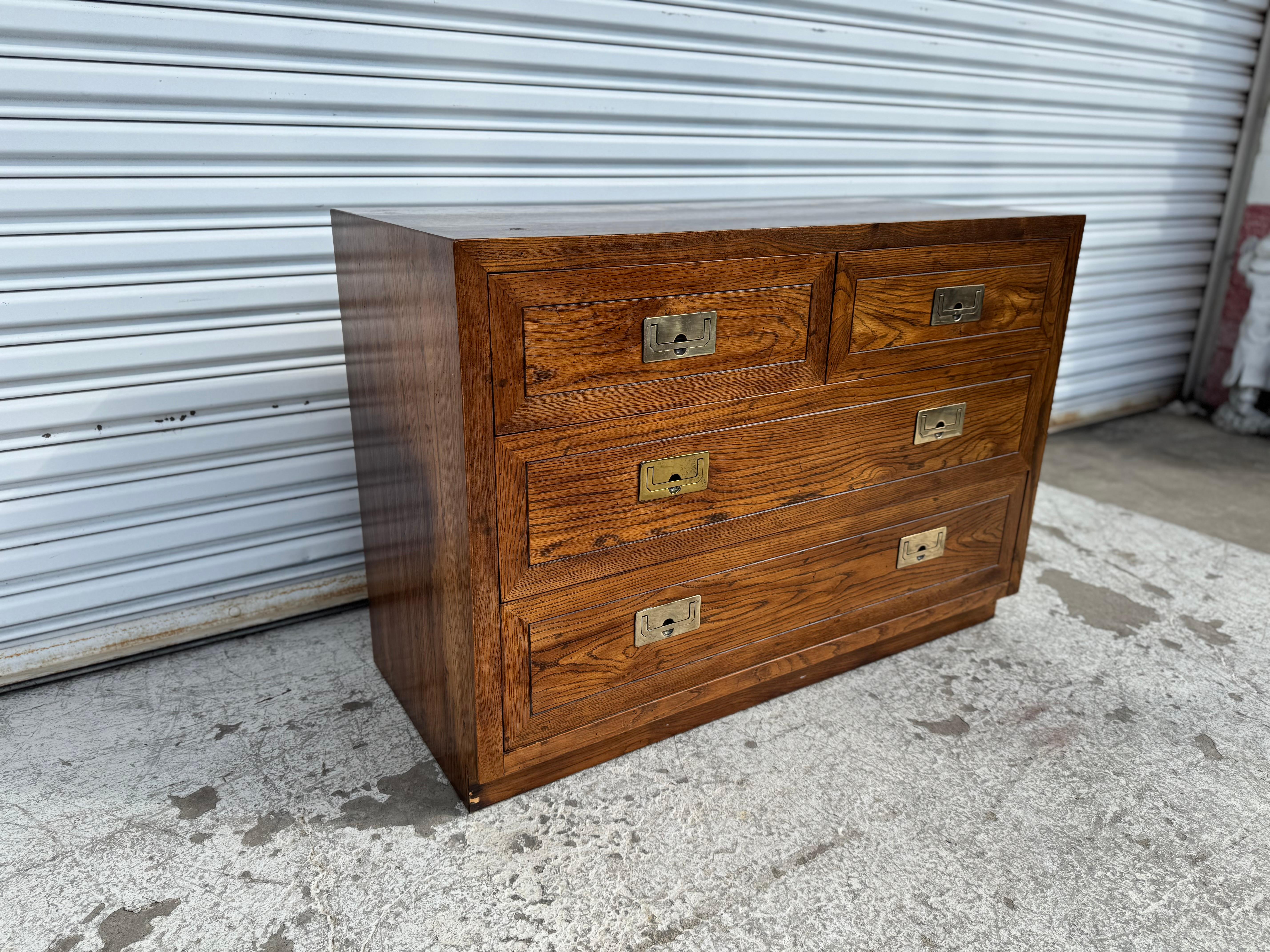 20ième siècle Commode de style Campaigner à 4 tiroirs en noyer pour Henredon Scene One en vente