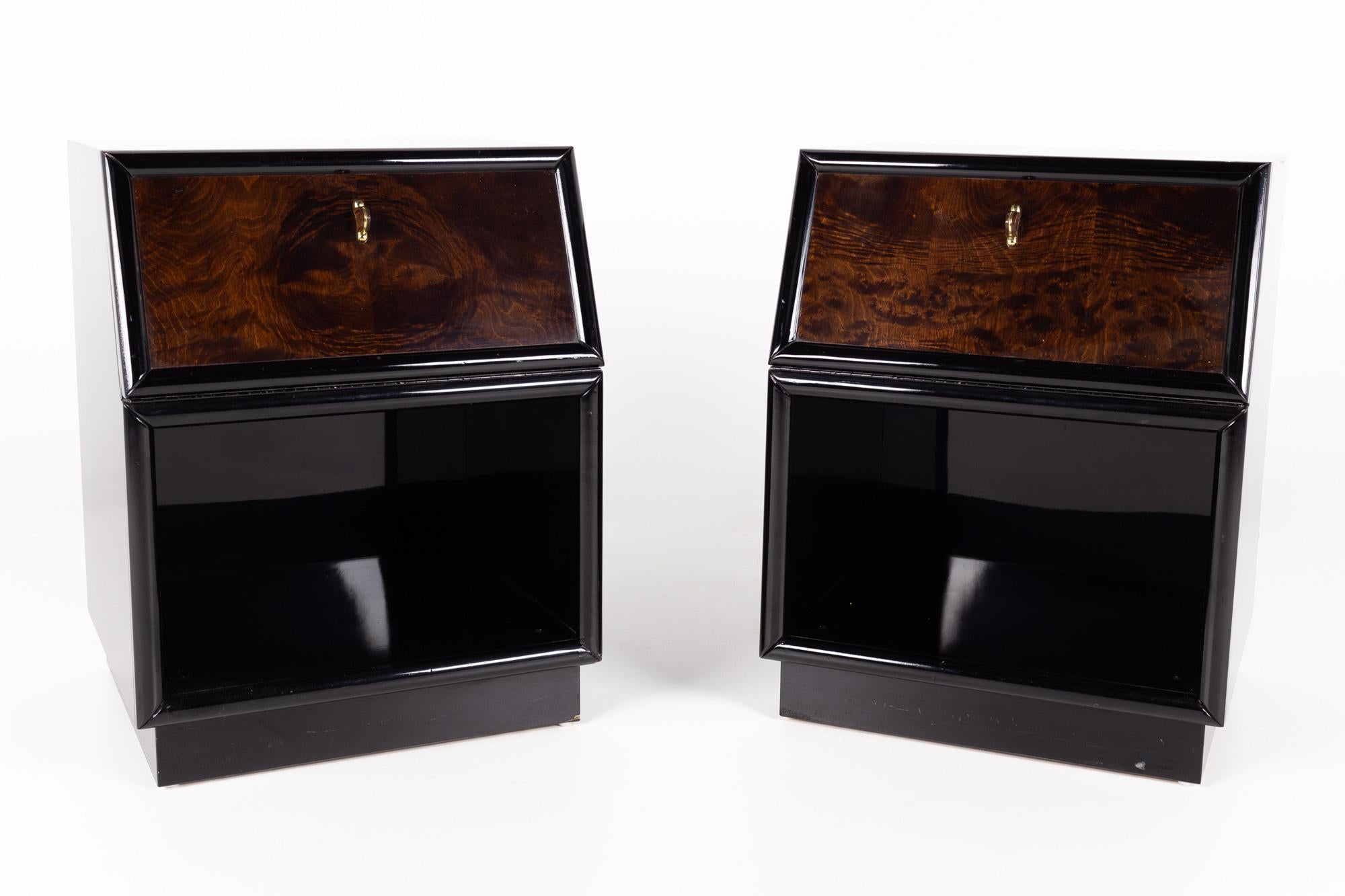 Henredon scene three contemporary walnut and brass ebonized nightstands - pair

Each nightstand measures: 22 wide x 19 deep x 28.5 inches high

This set is in great vintage condition - there is a crack in wood of bottom left corner of one piece. A