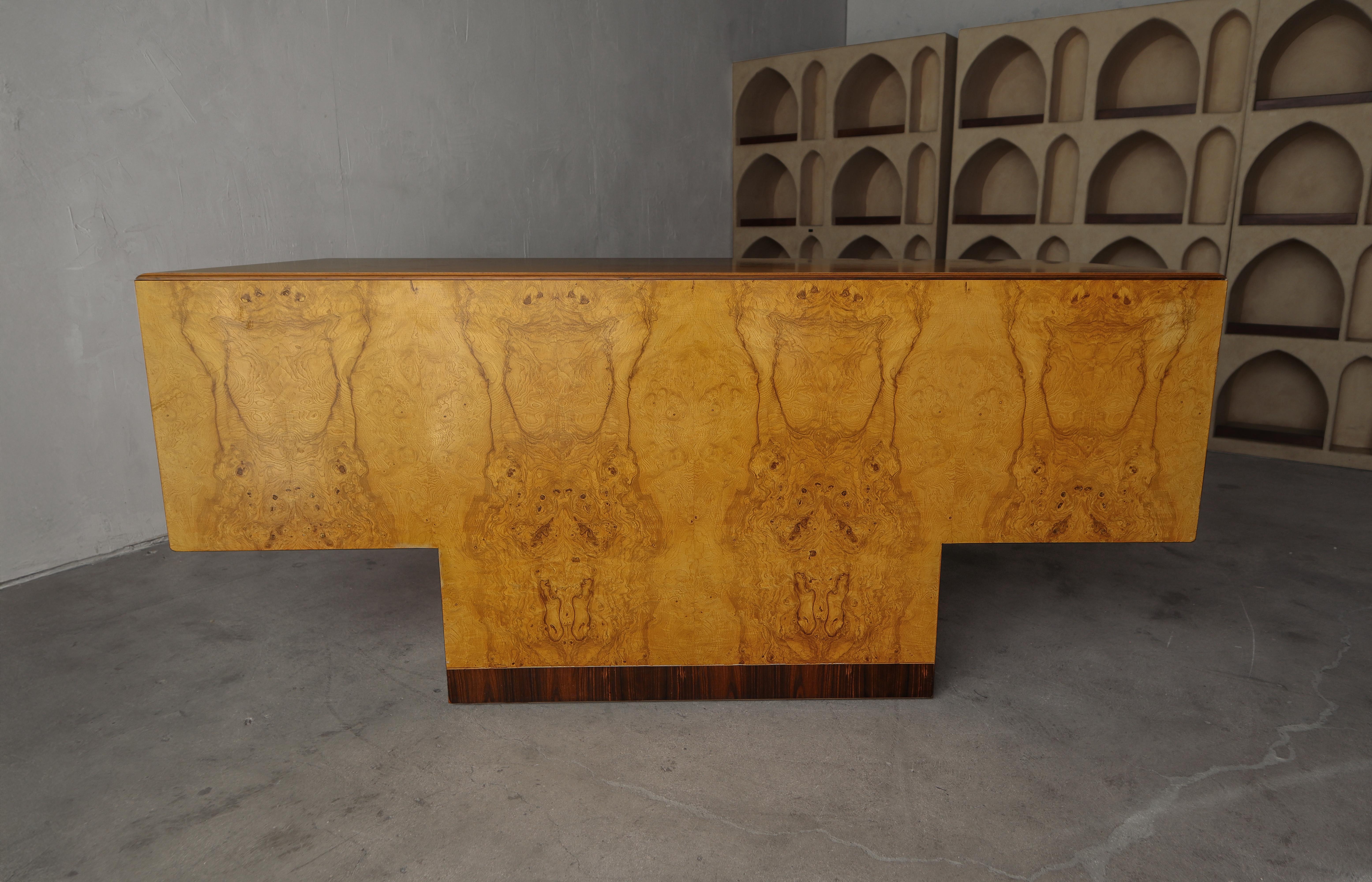 Henredon Scene Two Burl Executive Desk In Good Condition In Las Vegas, NV