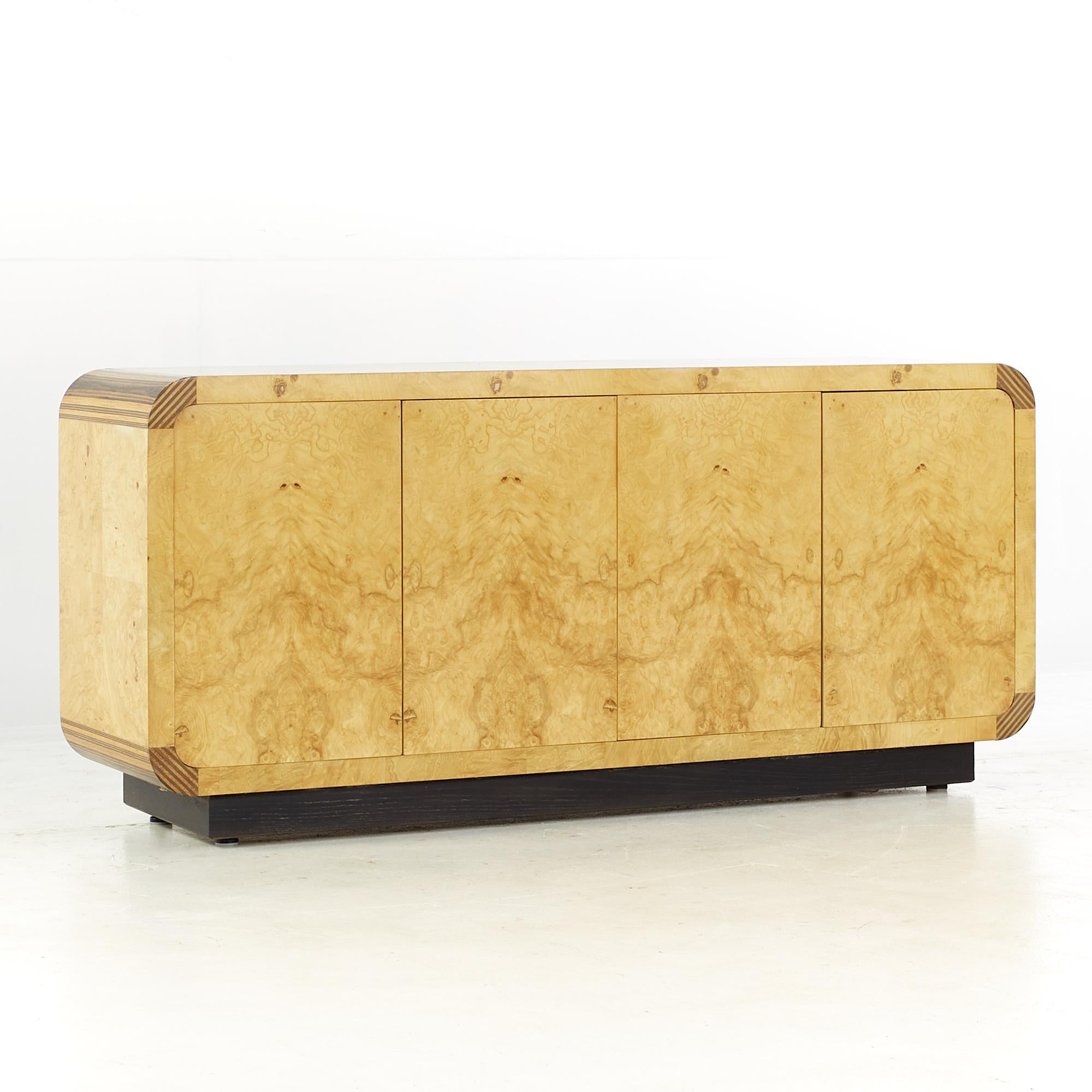 Mid-Century Modern Buffet et huche Henredon Scene Two en bois de ronce du milieu du siècle dernier en vente