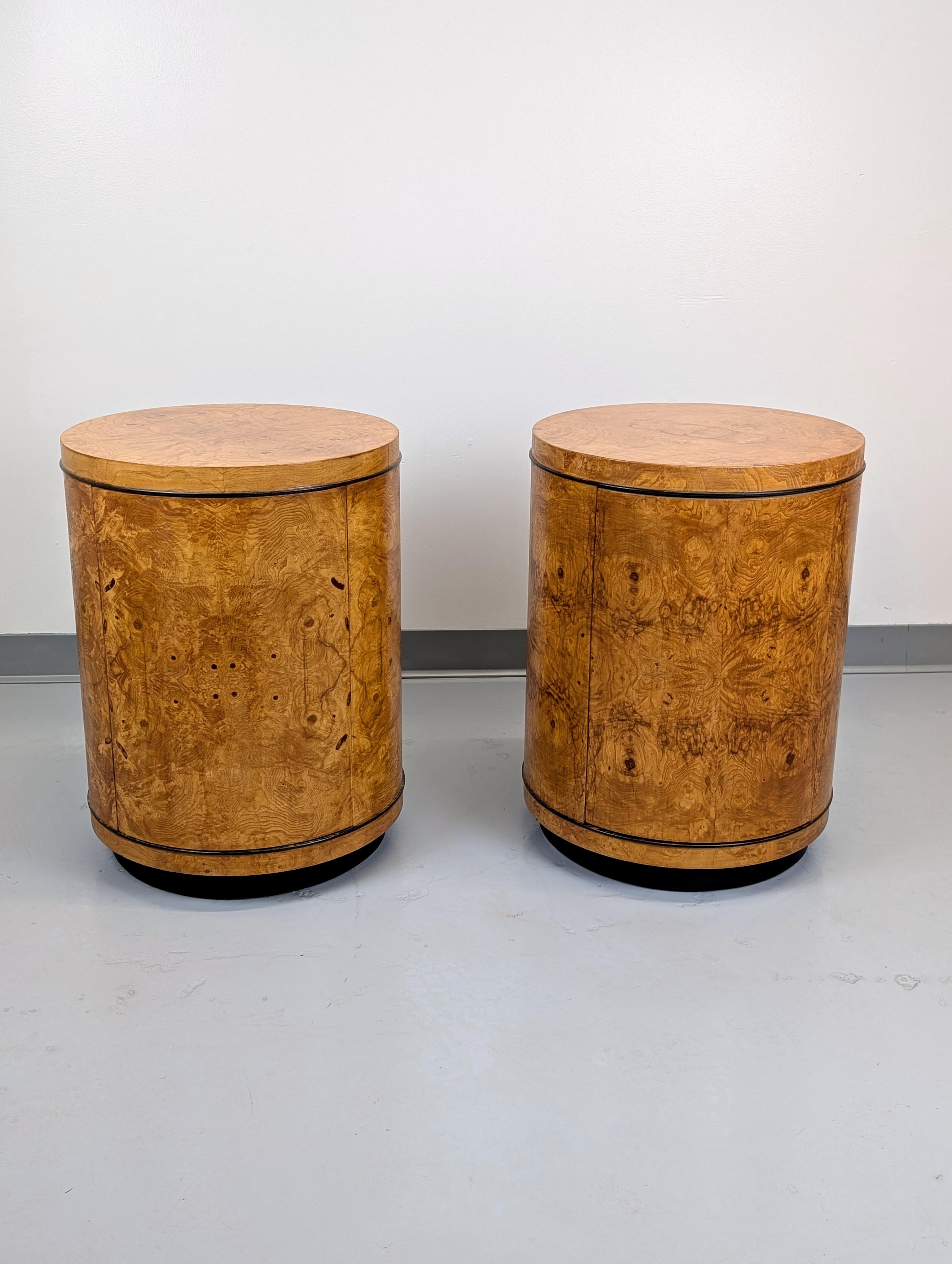 Pareja de mesas auxiliares de madera de olivo burl Escena II de Henredon. Las mesas de tambor de inspiración art déco contienen una puerta 