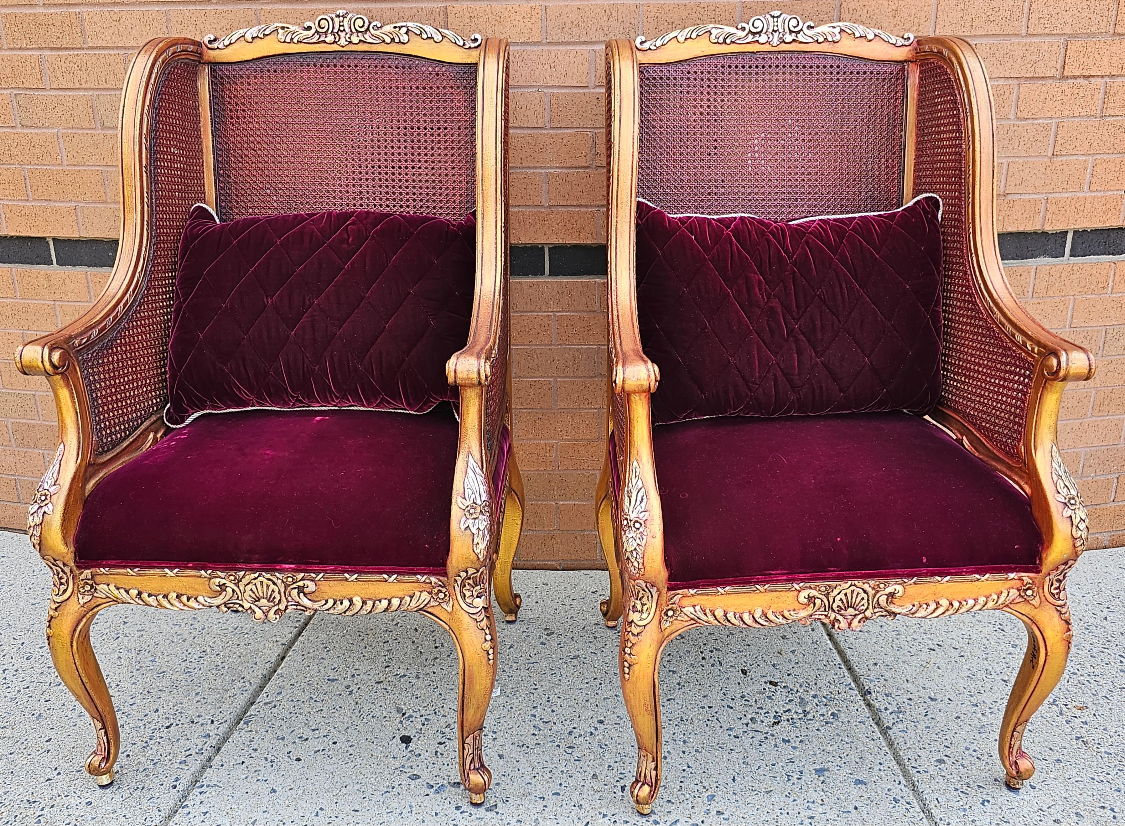 Ein seltenes, exquisites, übergroßes Paar von Henredon Schoonbeck Collection Gilt Cane & Maroon Velvet Upholstered Bergeres in sehr gutem Vintage-Zustand. Kommt mit den zwei Kissen. Messen Sie 29