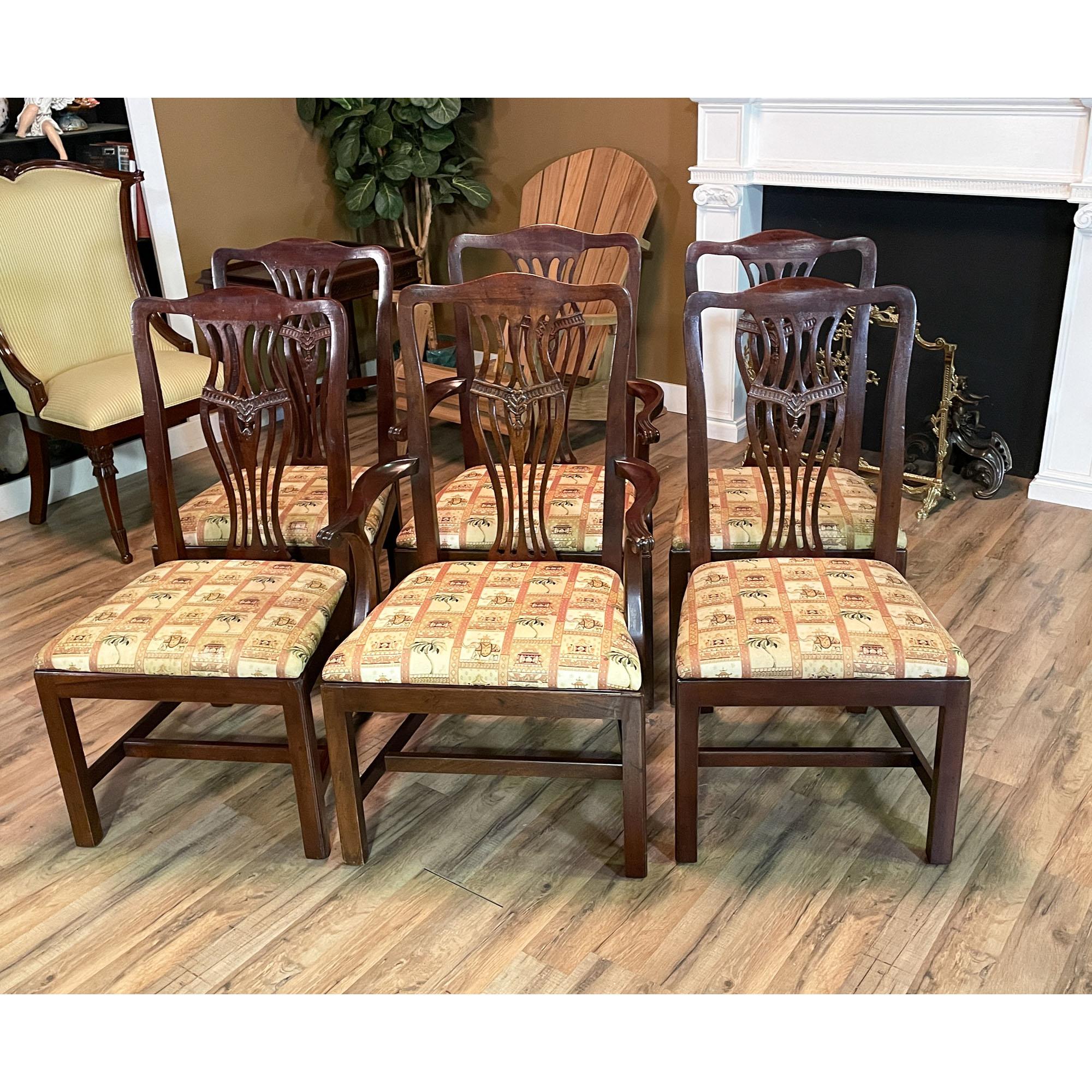 A Henredon Set of 6 Vintage Chairs in excellent condition.

Both elegant and incredibly detailed this beautiful Henredon Set of 6 Vintage Chairs have everything one could ask for in chairs created for the dining room.

The Henredon Set of 6