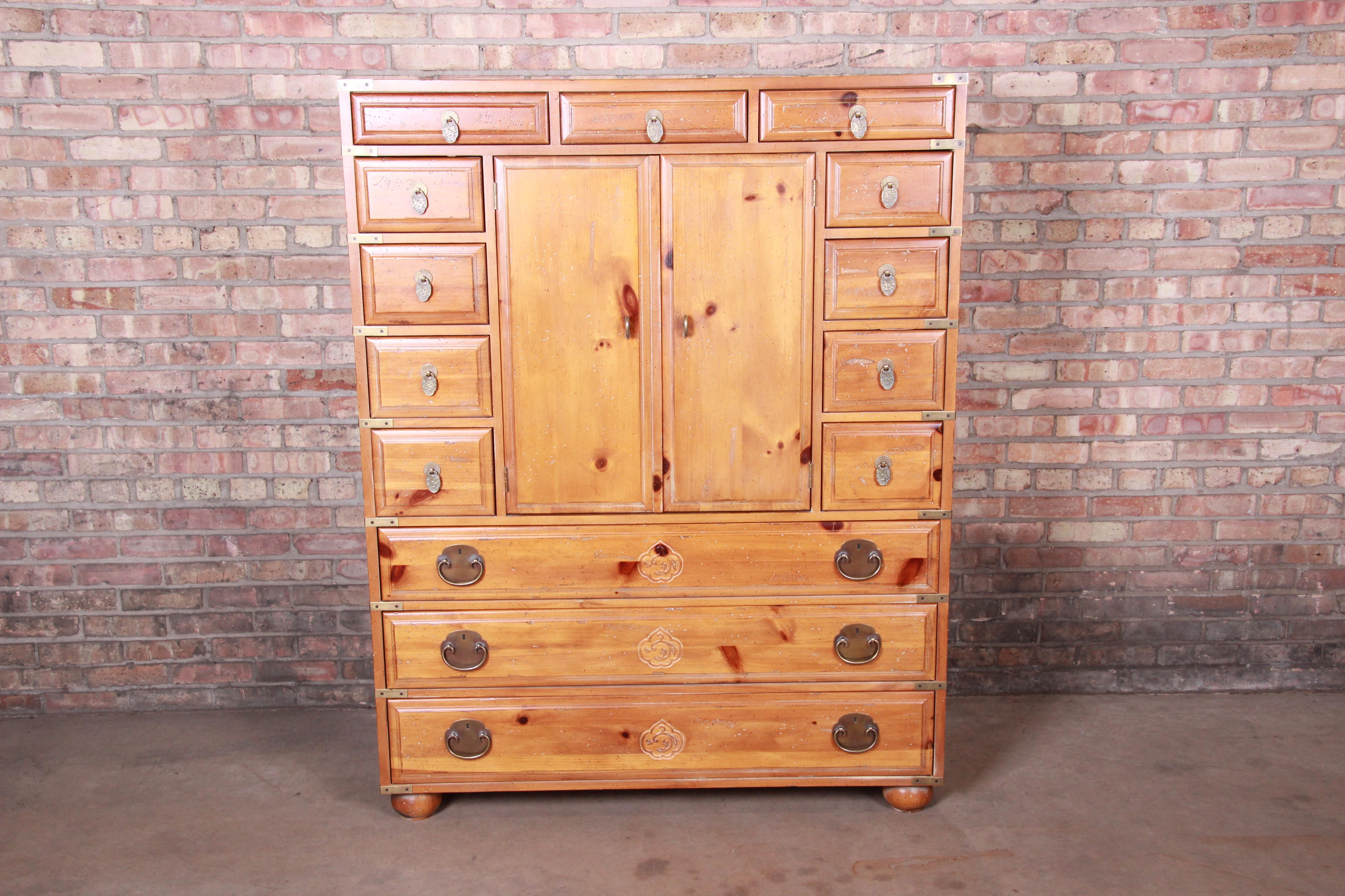 A gorgeous 14-drawer Japanese tansu chest

By Henredon Furniture

USA, circa 1970s

Solid carved pine, with original Asian-inspired brass hardware.

Measures: 48