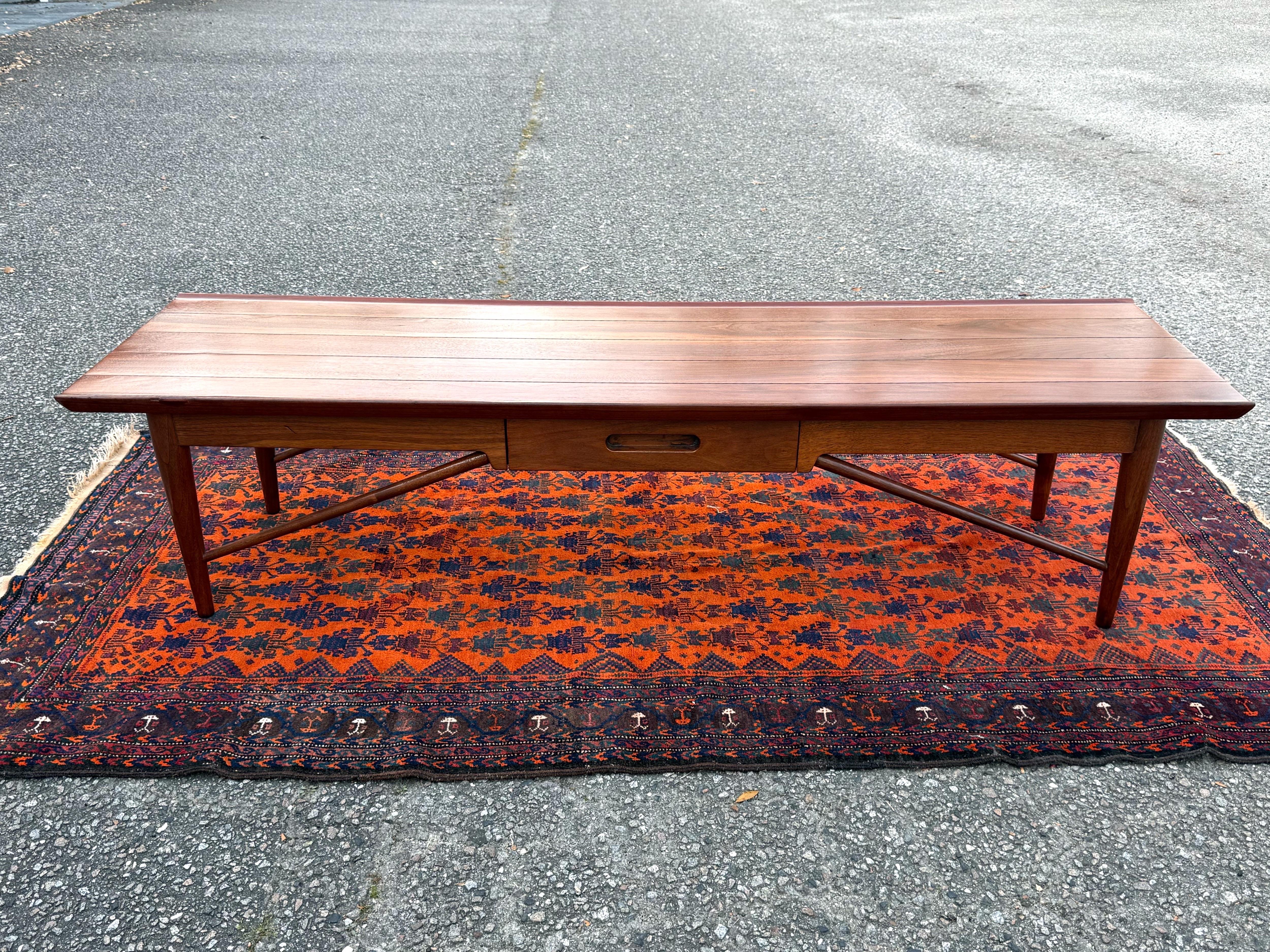 Table basse en noyer massif Henredon en vente 3