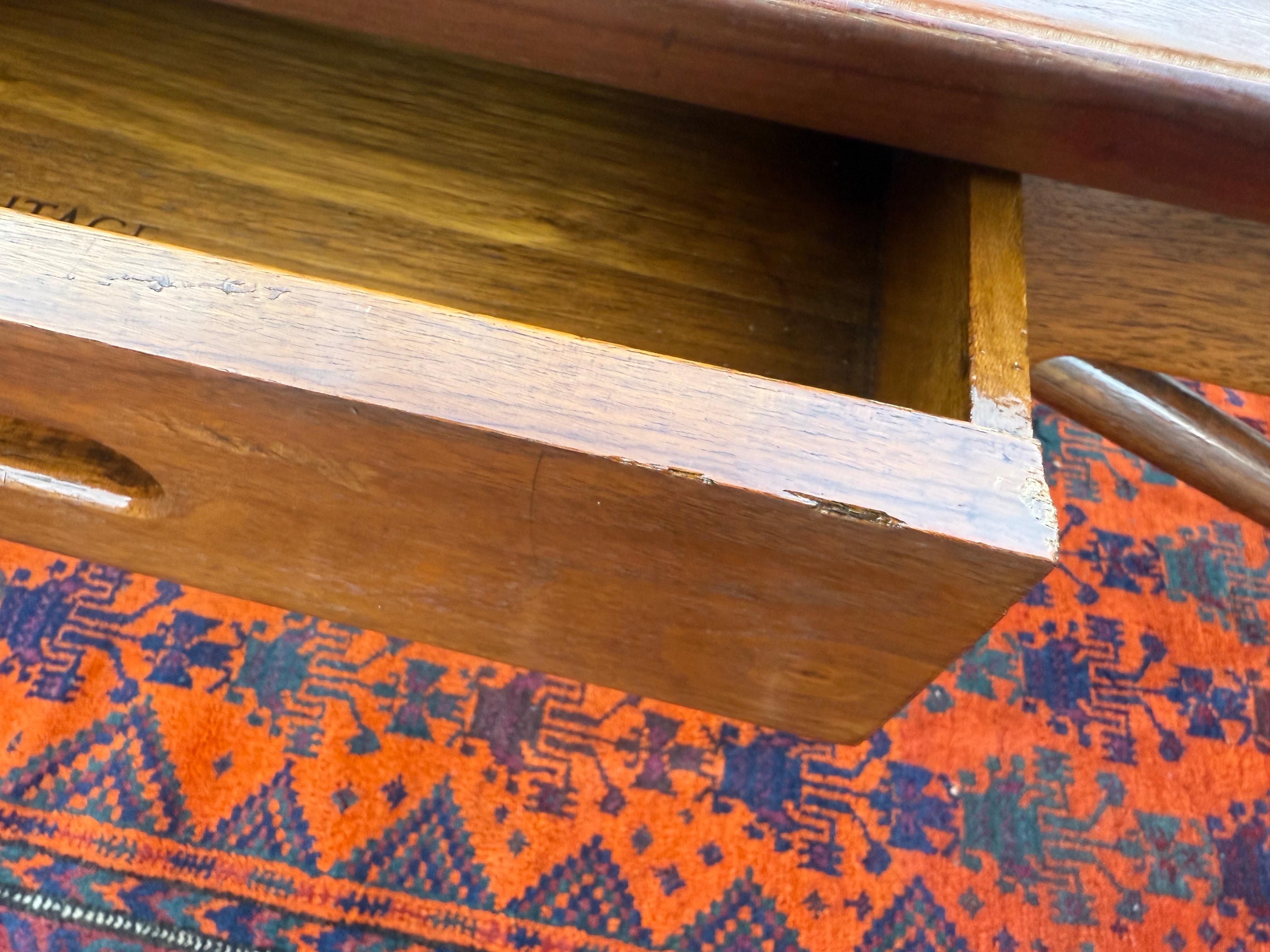 Table basse en noyer massif Henredon en vente 4
