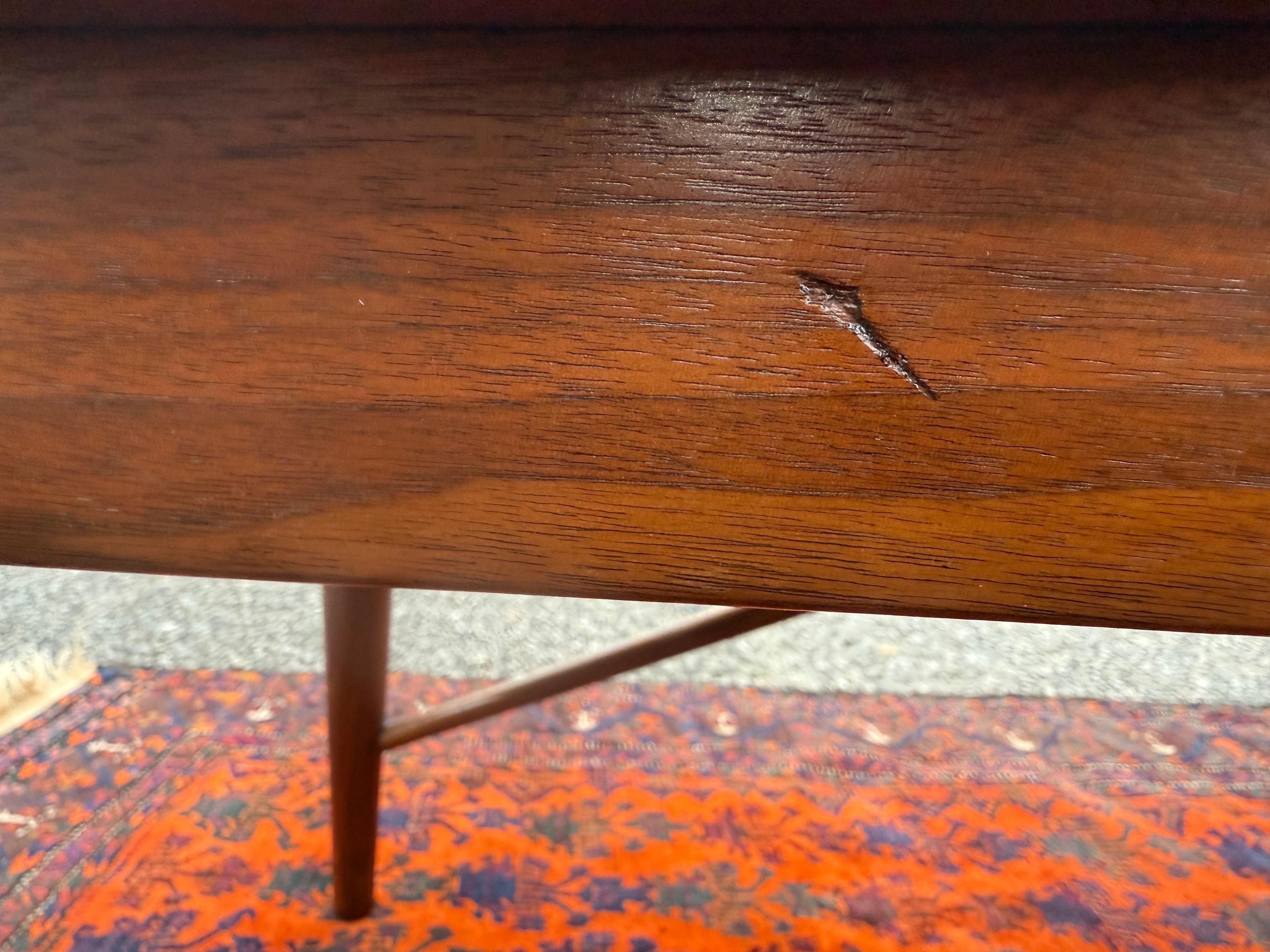 Table basse en noyer massif Henredon en vente 5
