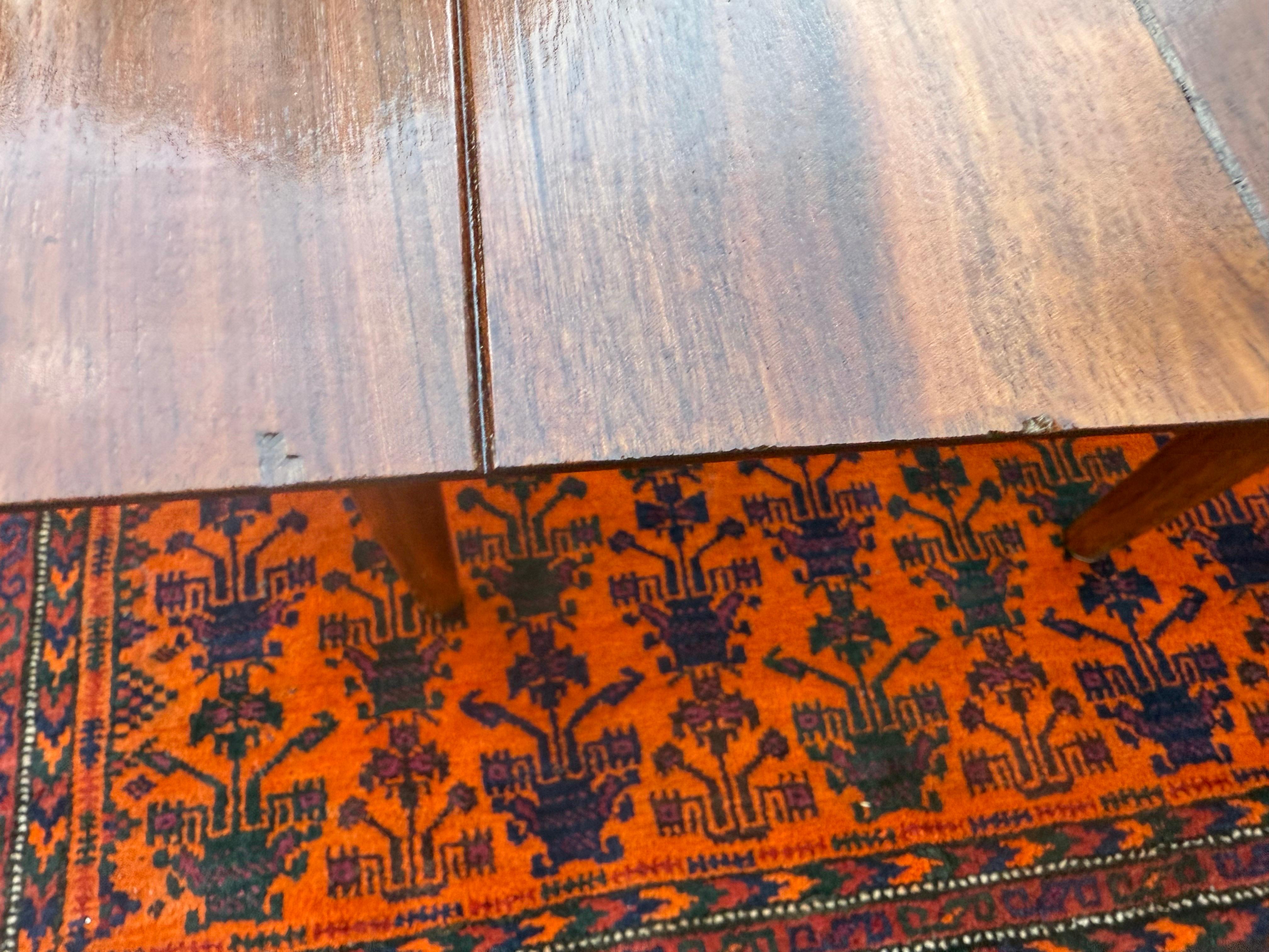 Table basse en noyer massif Henredon en vente 6