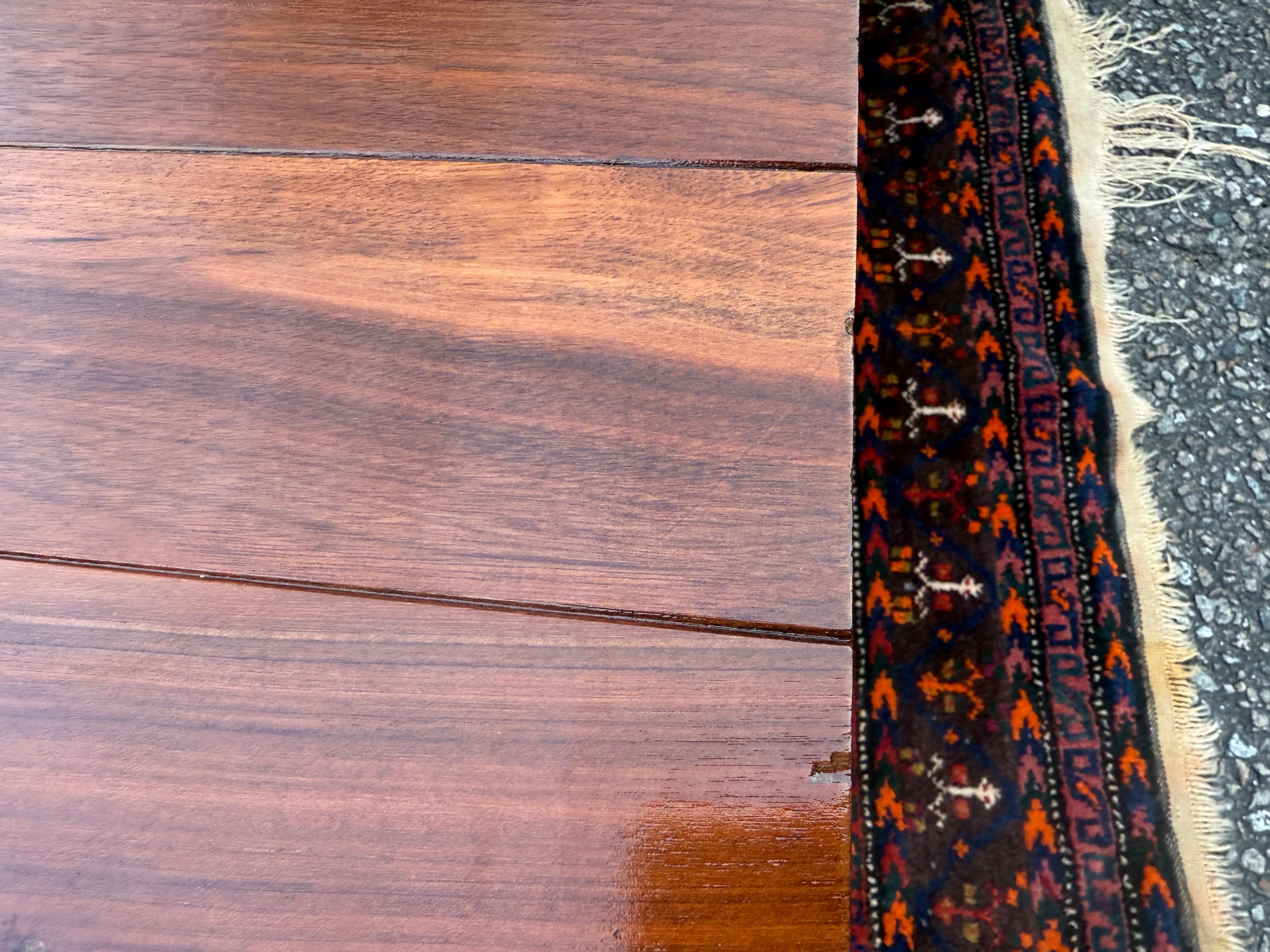 Table basse en noyer massif Henredon en vente 7