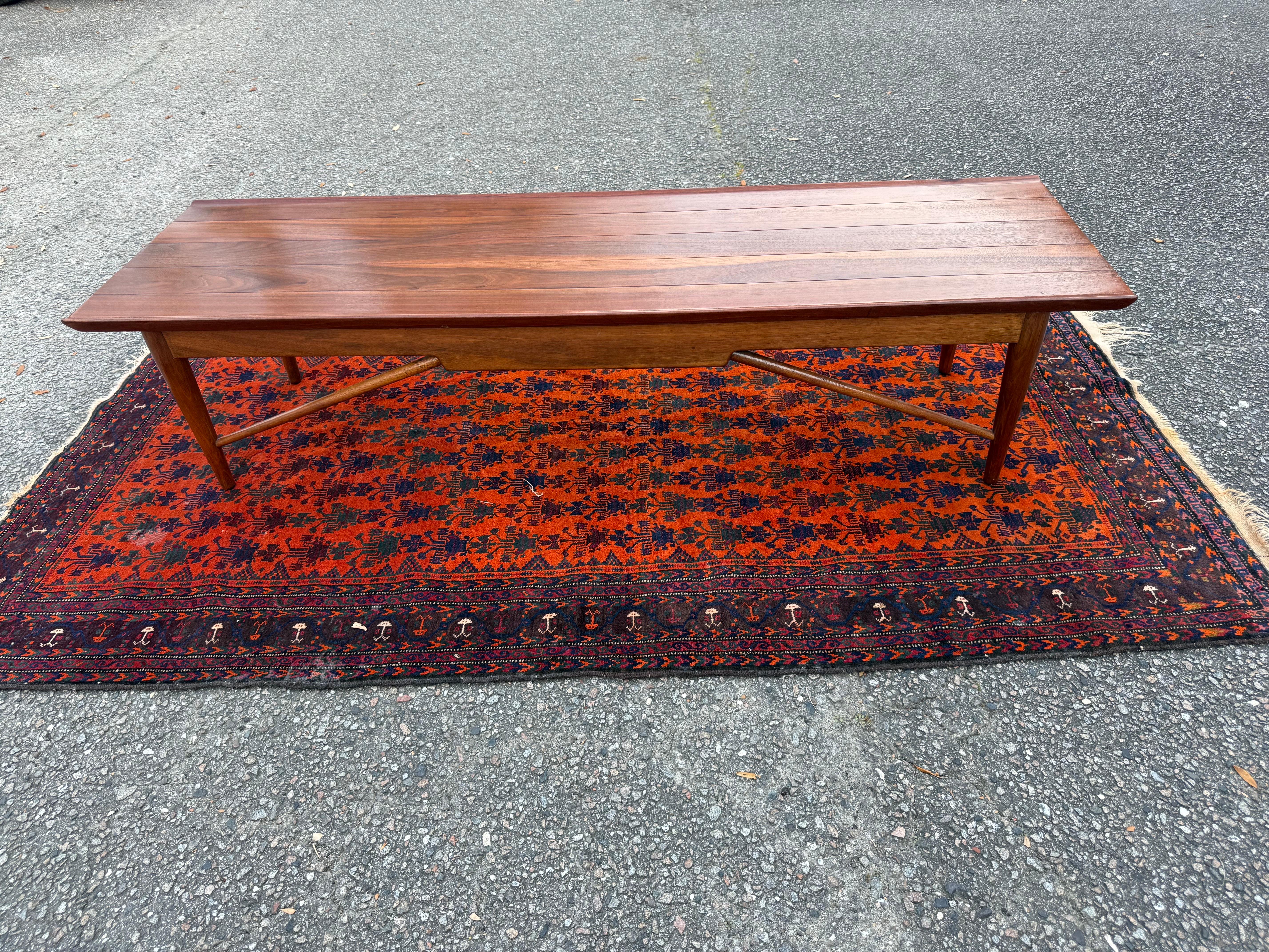 Table basse à long banc en noyer massif du milieu du siècle dernier avec bords roulés et un tiroir similaire au banc Edward Wormley pour Dunbar.

Élevez votre espace avec le style intemporel des meubles authentiques de la modernité du milieu du