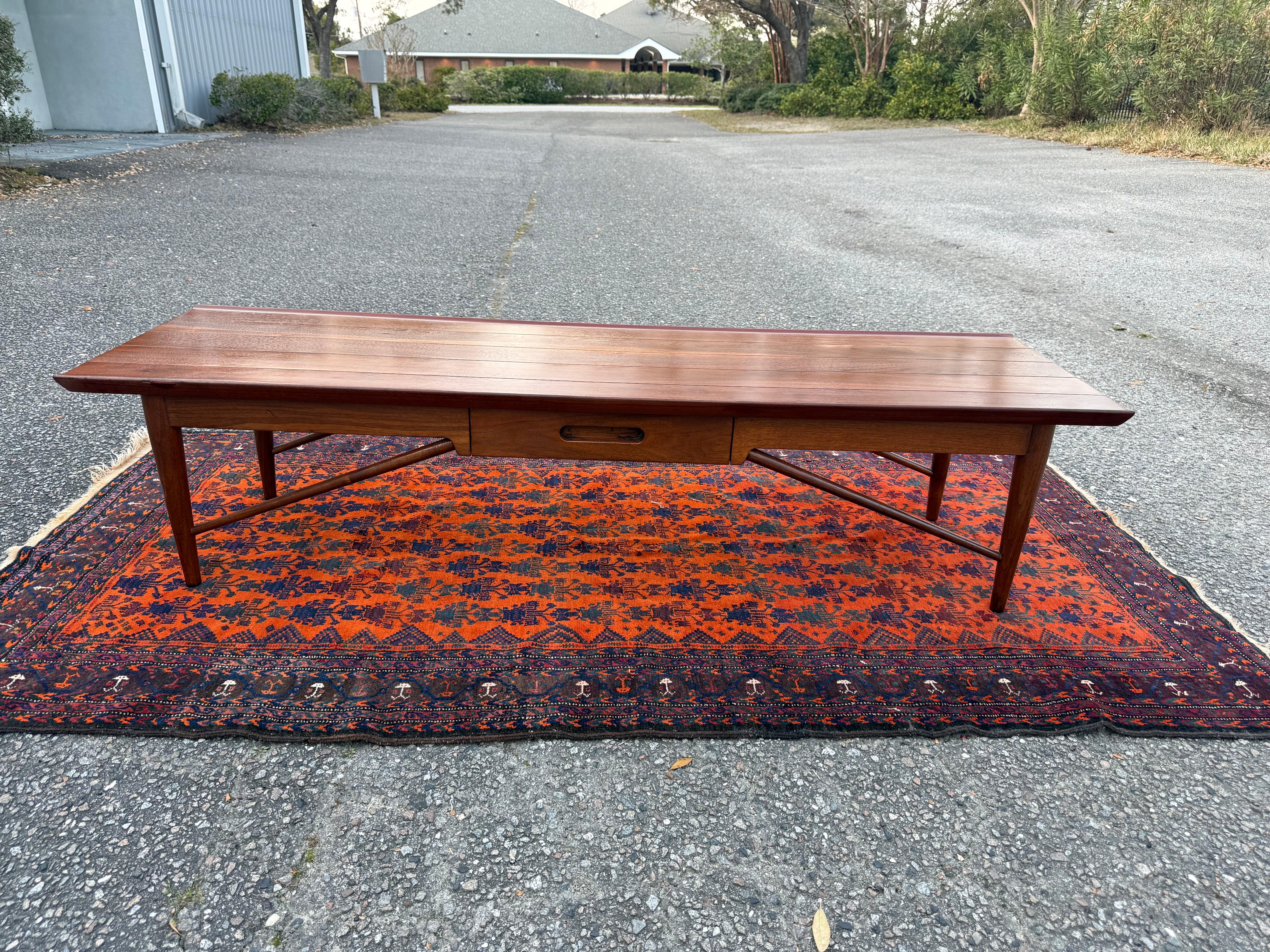 Mid-Century Modern Table basse en noyer massif Henredon en vente