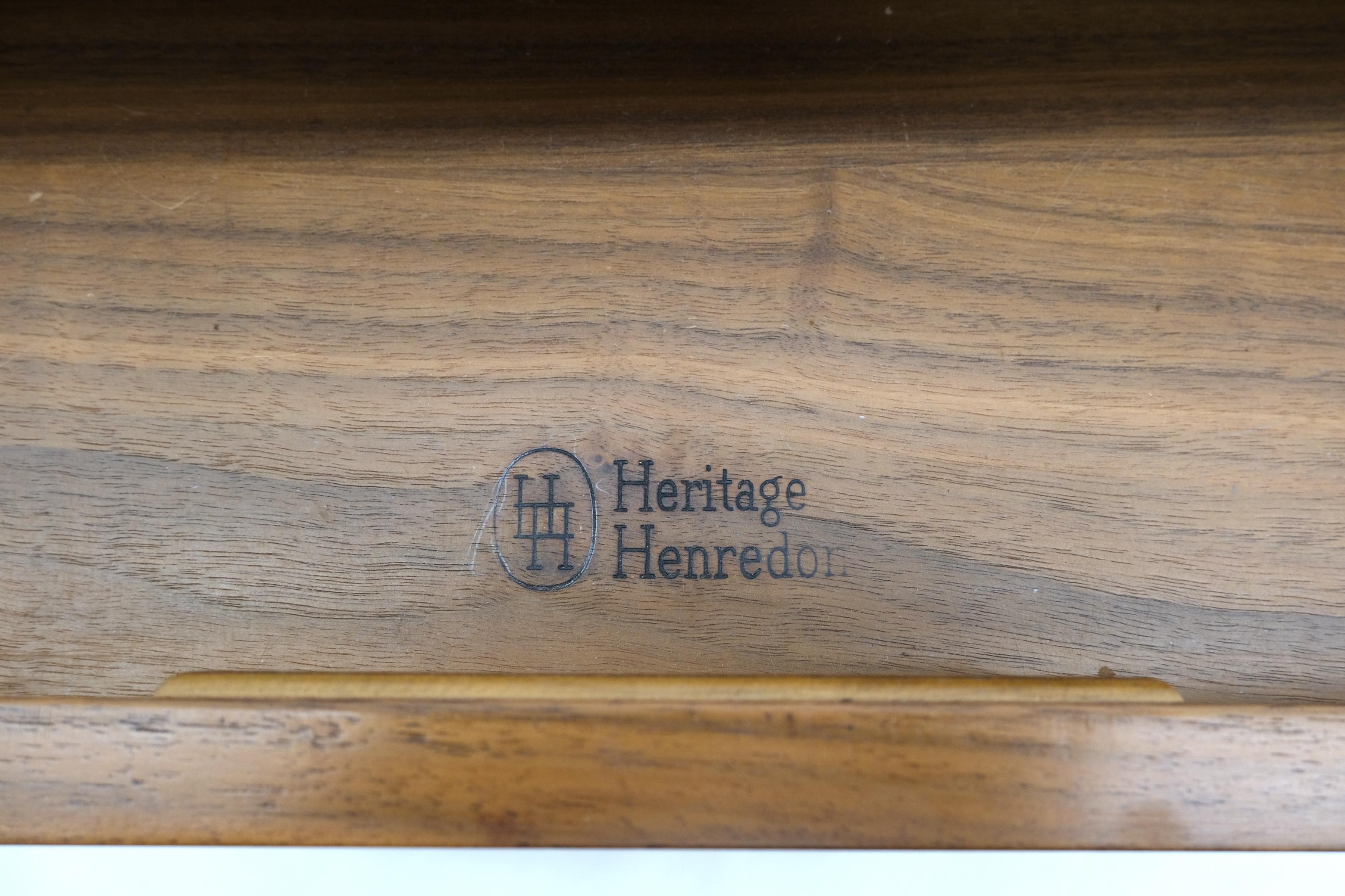 Mid-Century Modern Table basse en noyer massif Henredon en vente