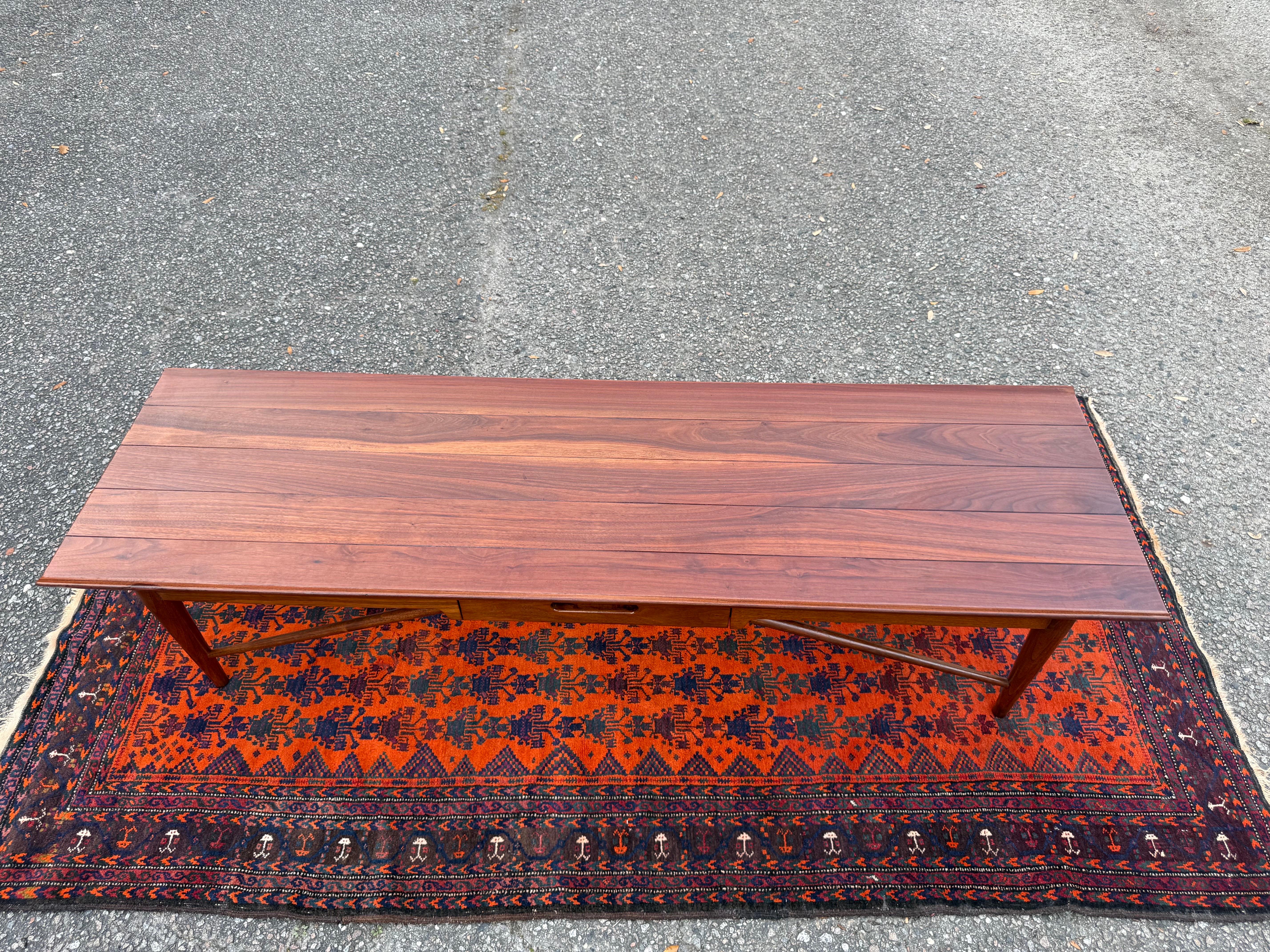 Table basse en noyer massif Henredon Bon état - En vente à Charleston, SC