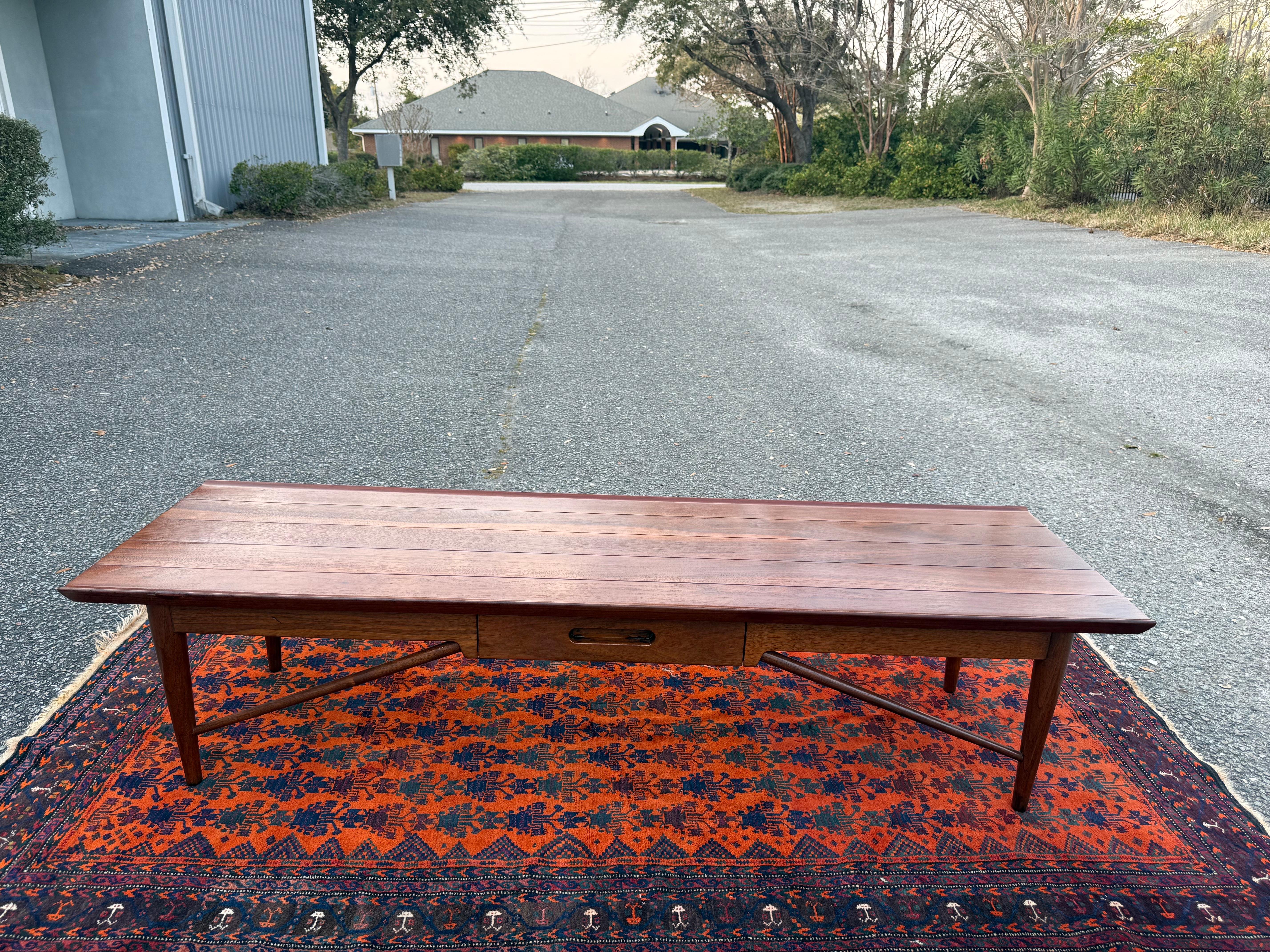 Noyer Table basse en noyer massif Henredon en vente