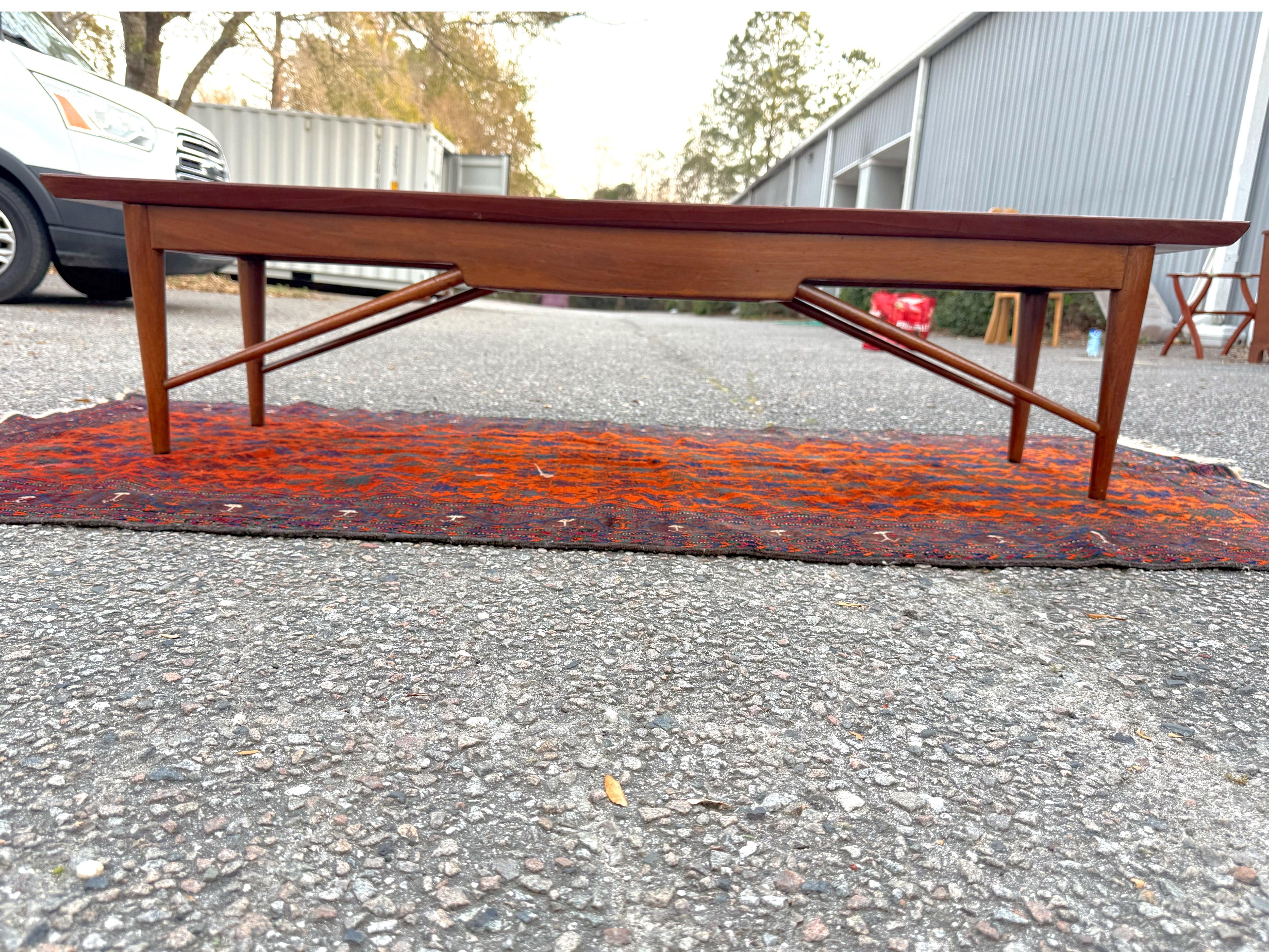 Table basse en noyer massif Henredon en vente 1