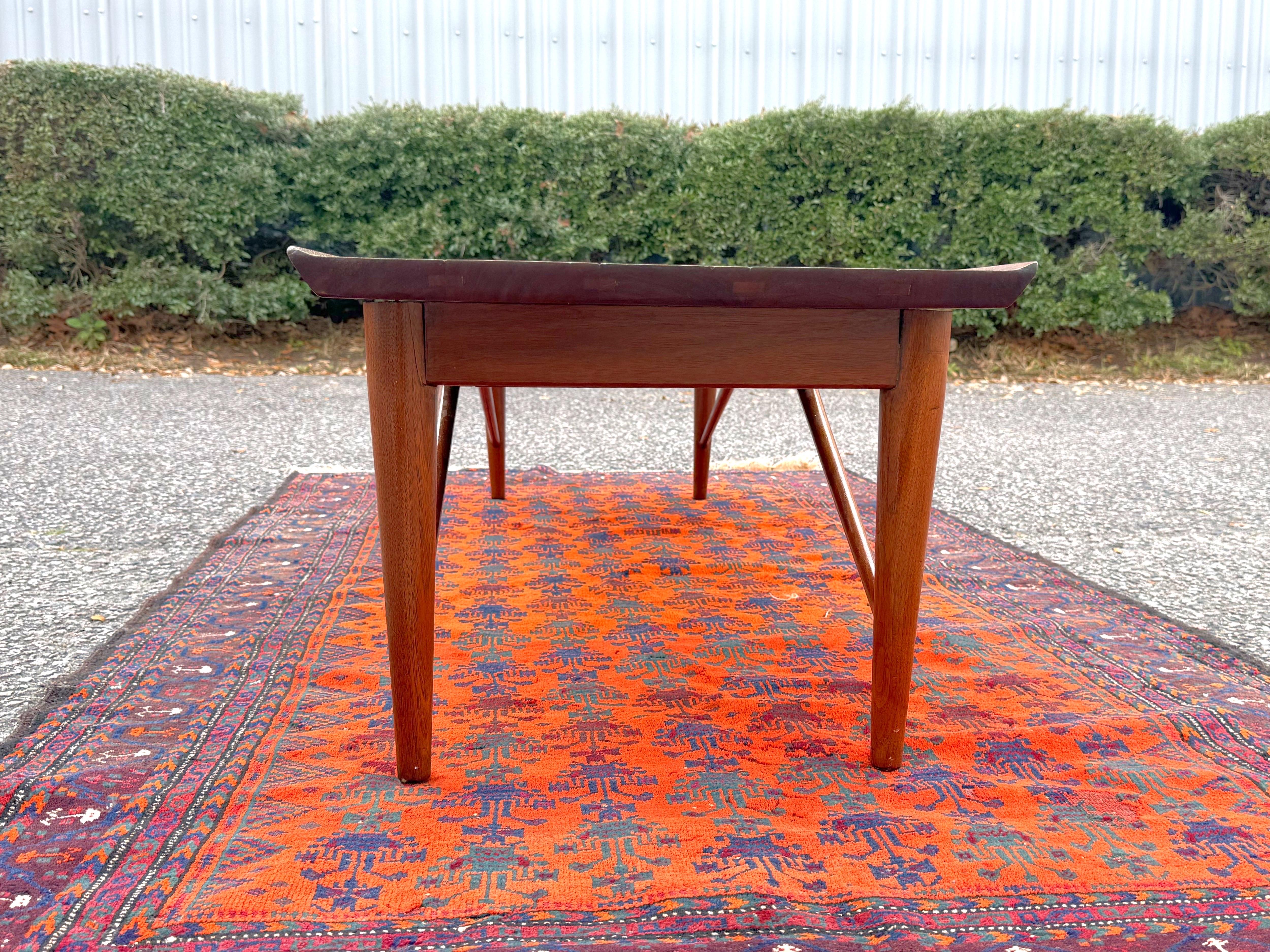 Table basse en noyer massif Henredon en vente 2