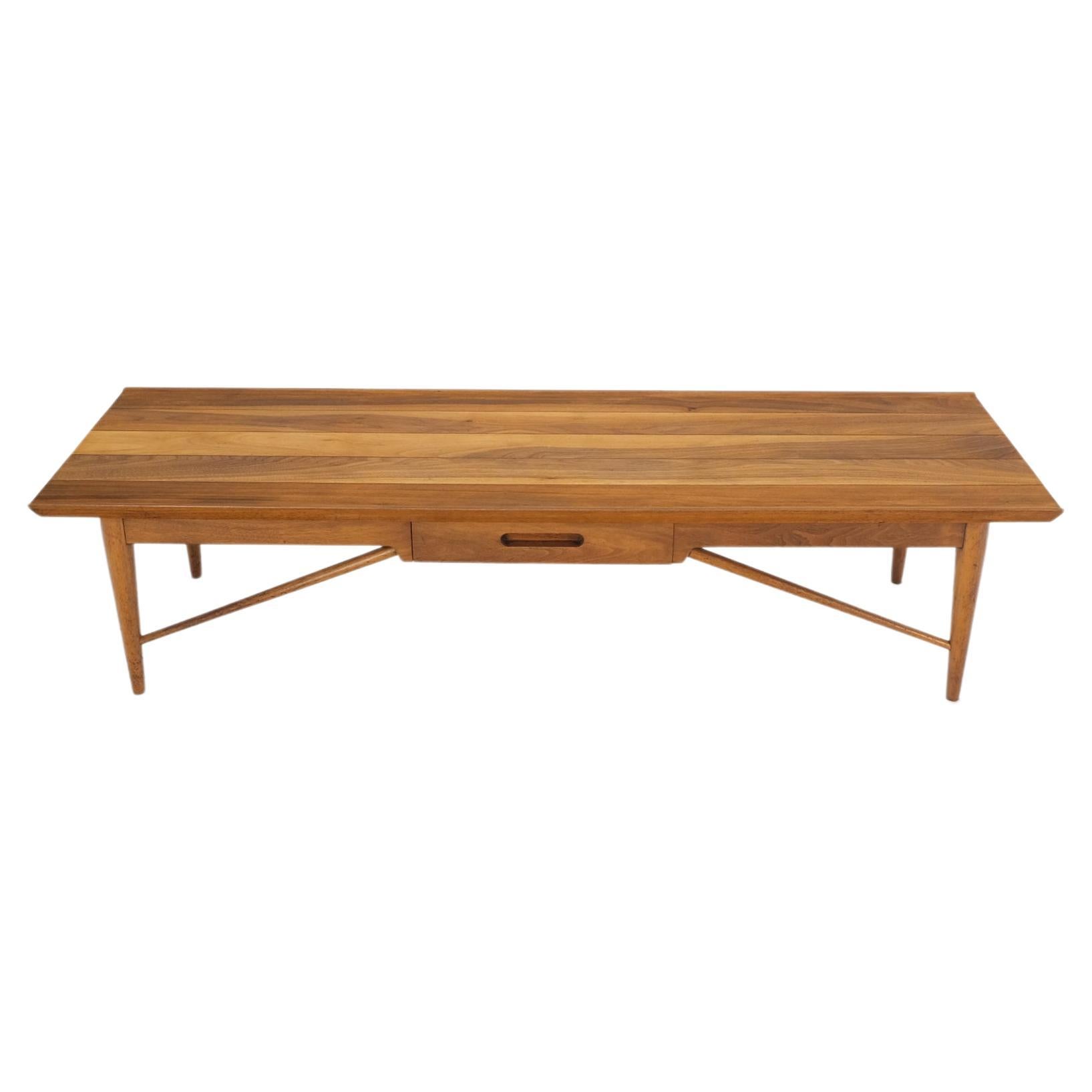 Table basse en noyer massif Henredon  en vente