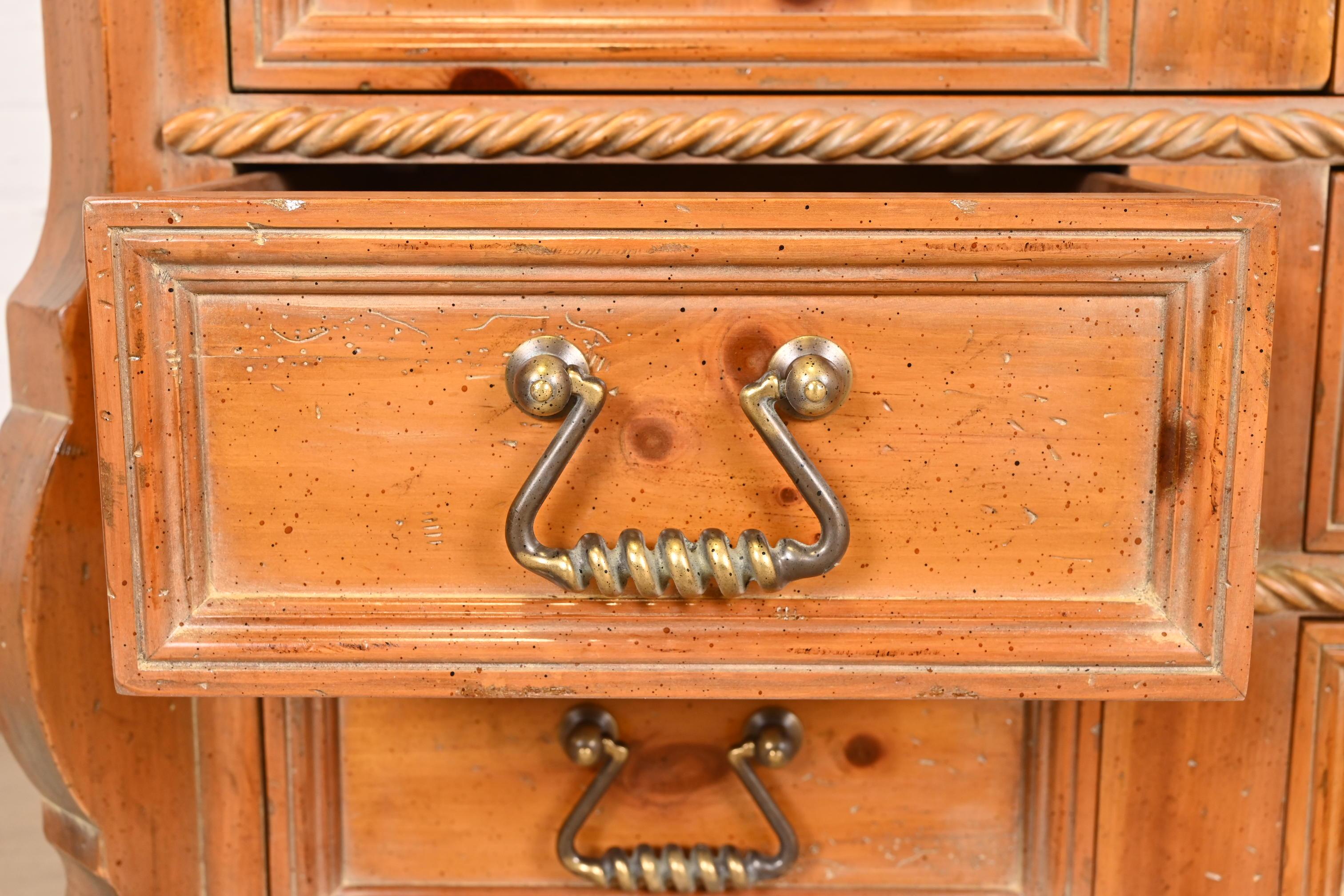 Cabinet o cassettiera da bar in pino massiccio intagliato in stile barocco spagnolo di Henredon in vendita 7