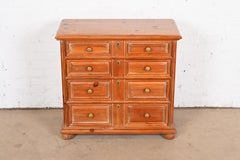 Commode ou commode coloniale espagnole Henredon en pin massif sculpté