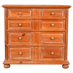 Commode ou commode coloniale espagnole Henredon en pin massif sculpté