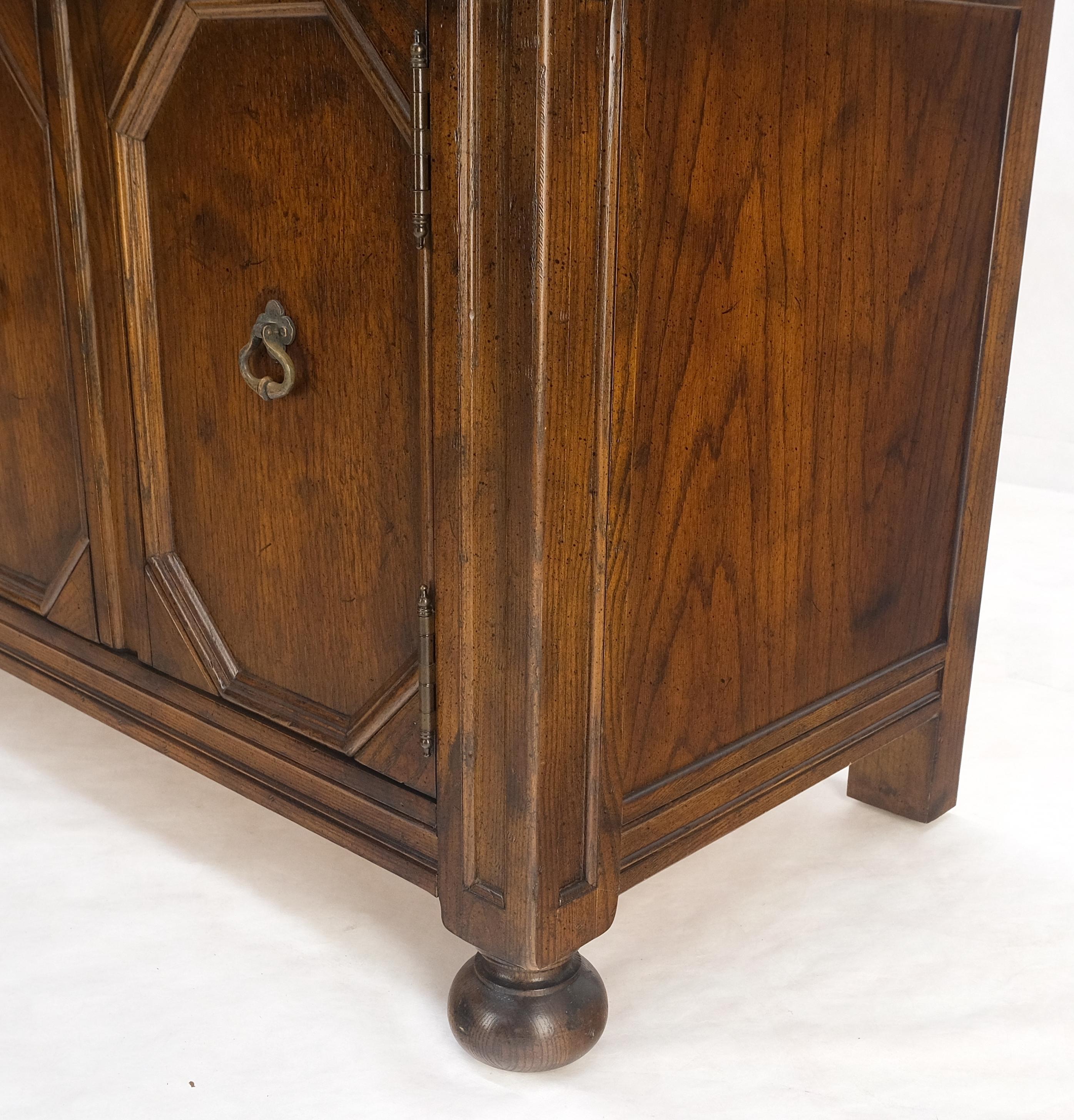 Henredon Spanish Colonial Country French Oak & Brass Hardware Long Dresser MINT In Excellent Condition For Sale In Rockaway, NJ