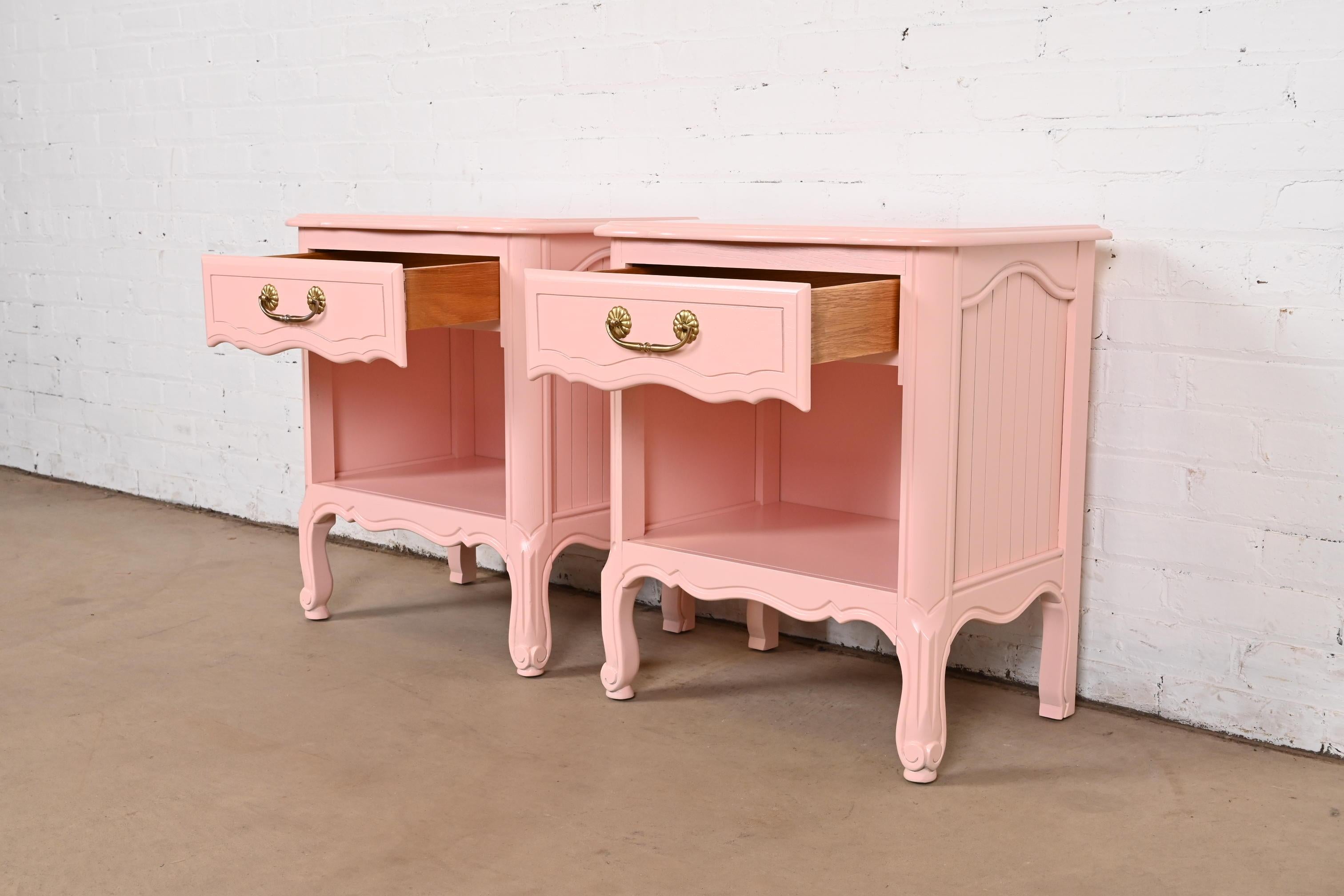 Henredon Style French Provincial Louis XV Pink Lacquered Nightstands, Refinished For Sale 4