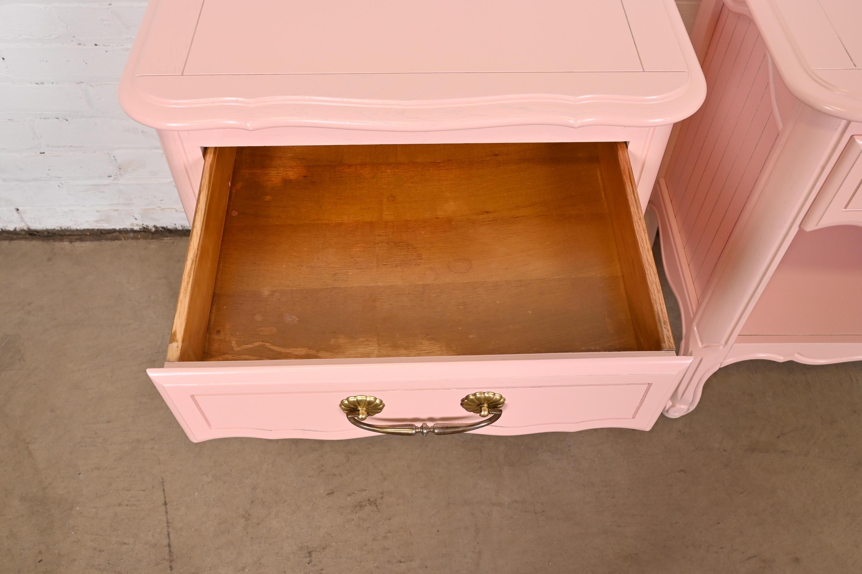 Henredon Style French Provincial Louis XV Pink Lacquered Nightstands, Refinished For Sale 5