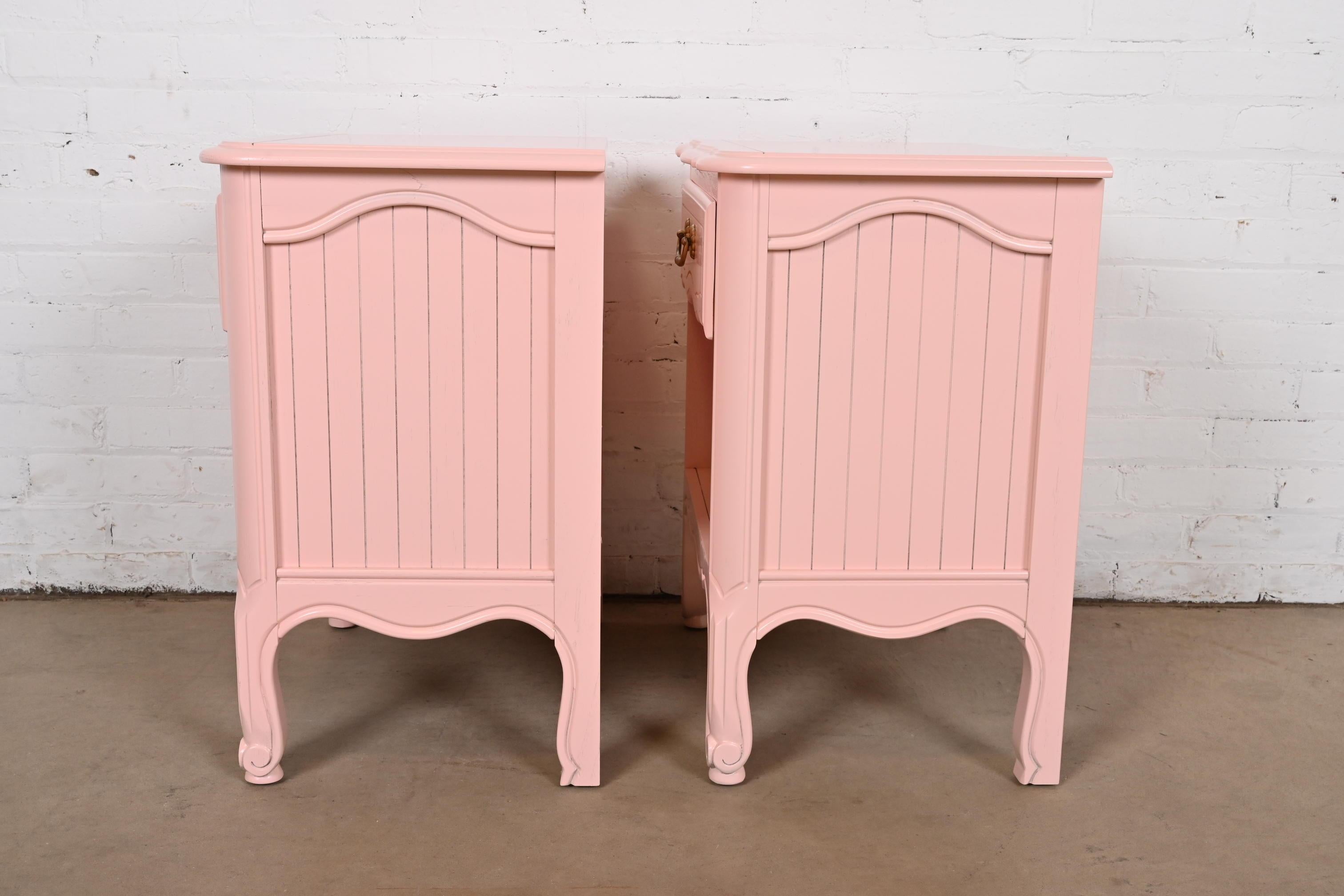 Henredon Style French Provincial Louis XV Pink Lacquered Nightstands, Refinished For Sale 6