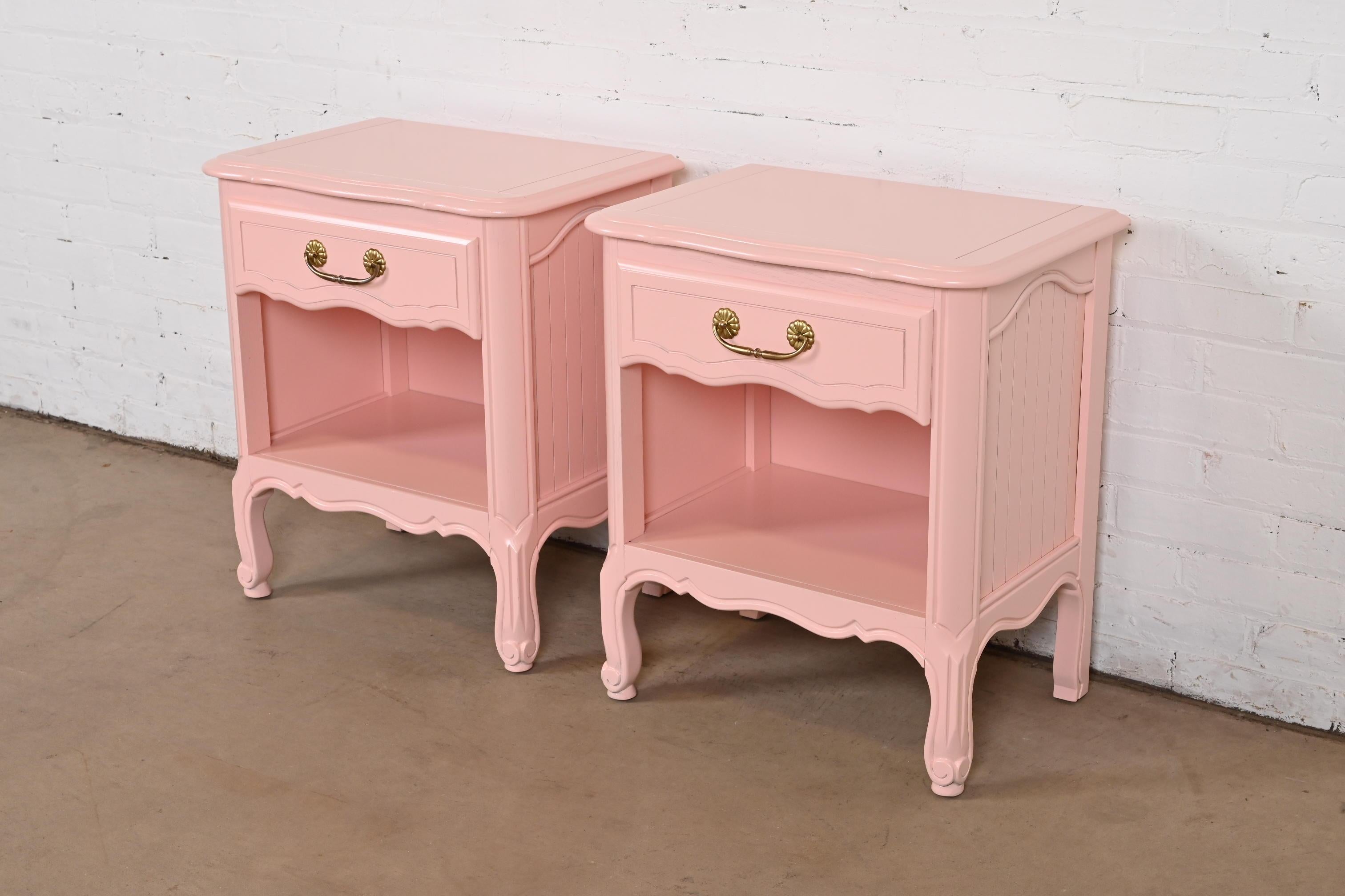Henredon Style French Provincial Louis XV Pink Lacquered Nightstands, Refinished In Good Condition For Sale In South Bend, IN