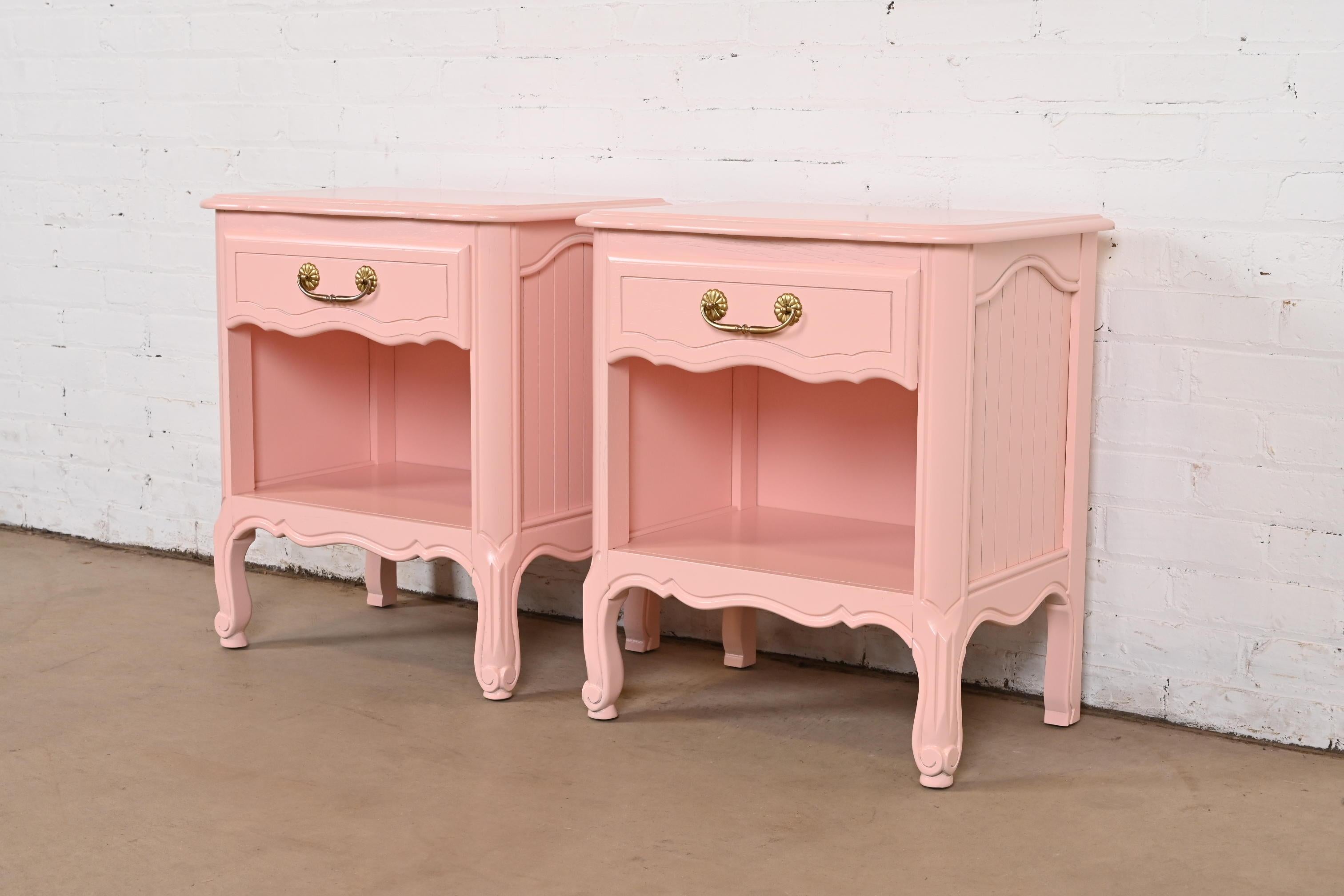 Mid-20th Century Henredon Style French Provincial Louis XV Pink Lacquered Nightstands, Refinished For Sale