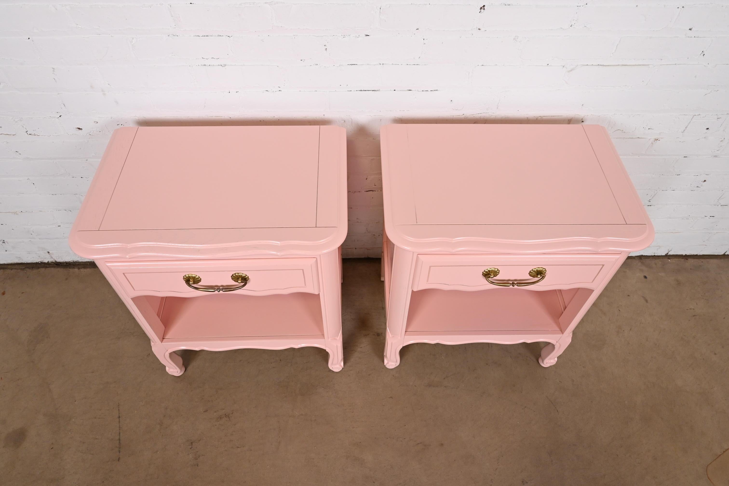 Henredon Style French Provincial Louis XV Pink Lacquered Nightstands, Refinished For Sale 2