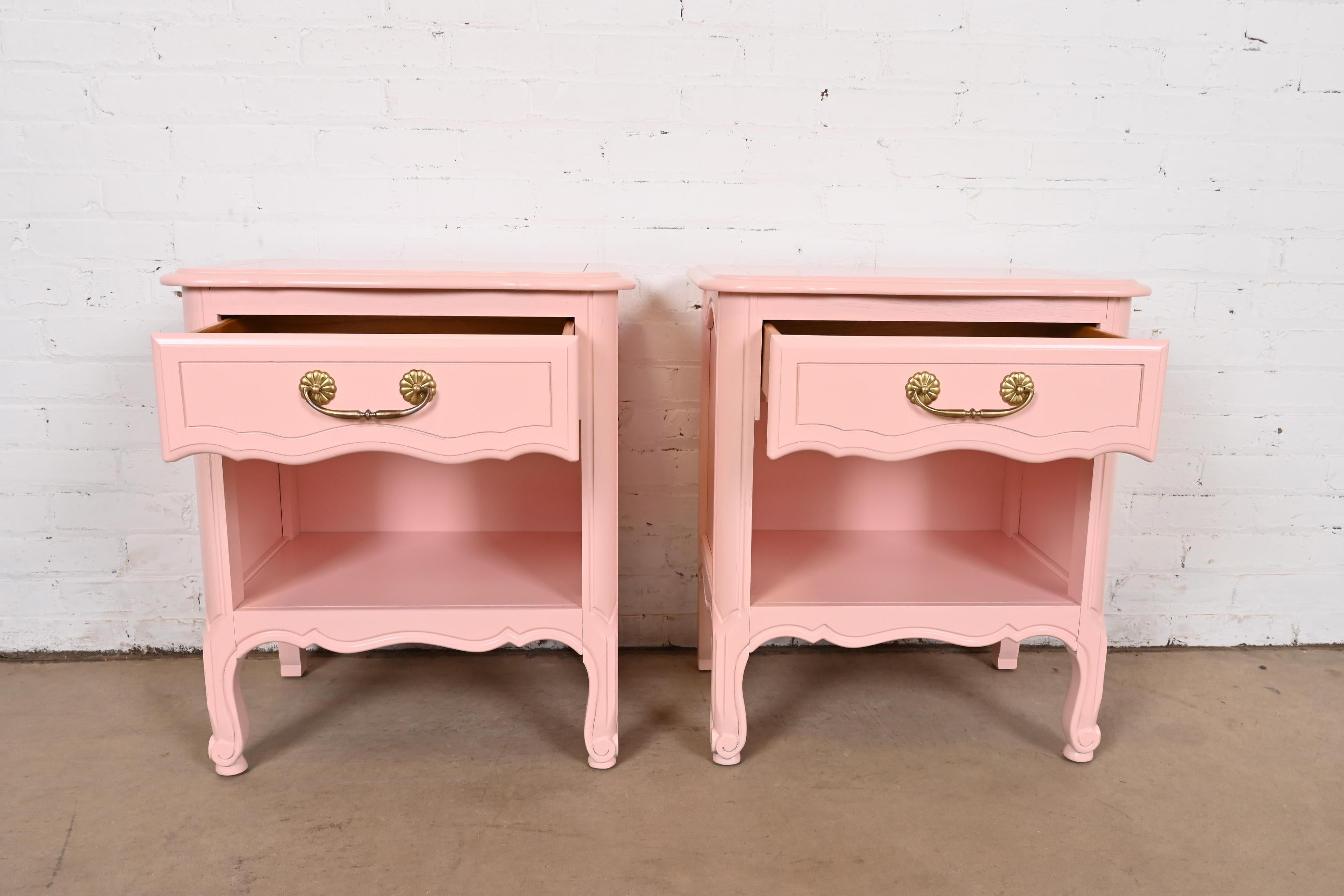 Henredon Style French Provincial Louis XV Pink Lacquered Nightstands, Refinished For Sale 3