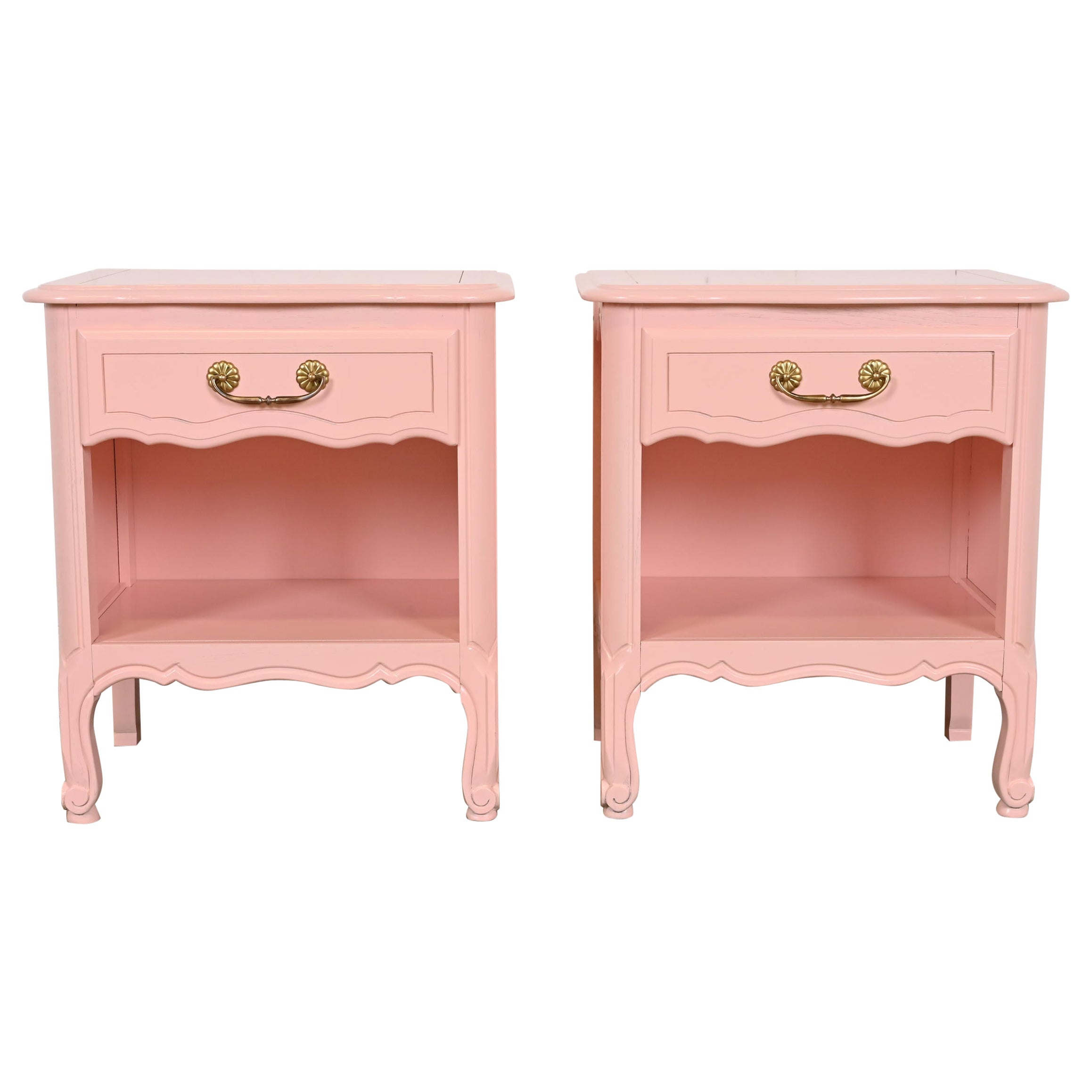 Mesillas de noche estilo Henredon de la provincia francesa Luis XV lacadas en rosa, repintadas