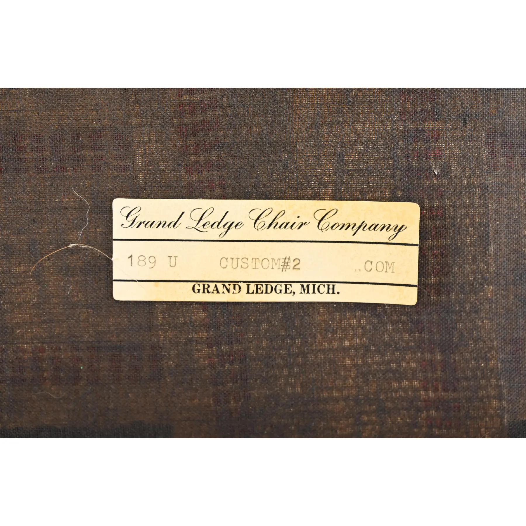 Sedia da pranzo in stile Henredon, stile Reggenza francese Louis XVI, in legno di noce intagliato e con schienale in cane in vendita 5