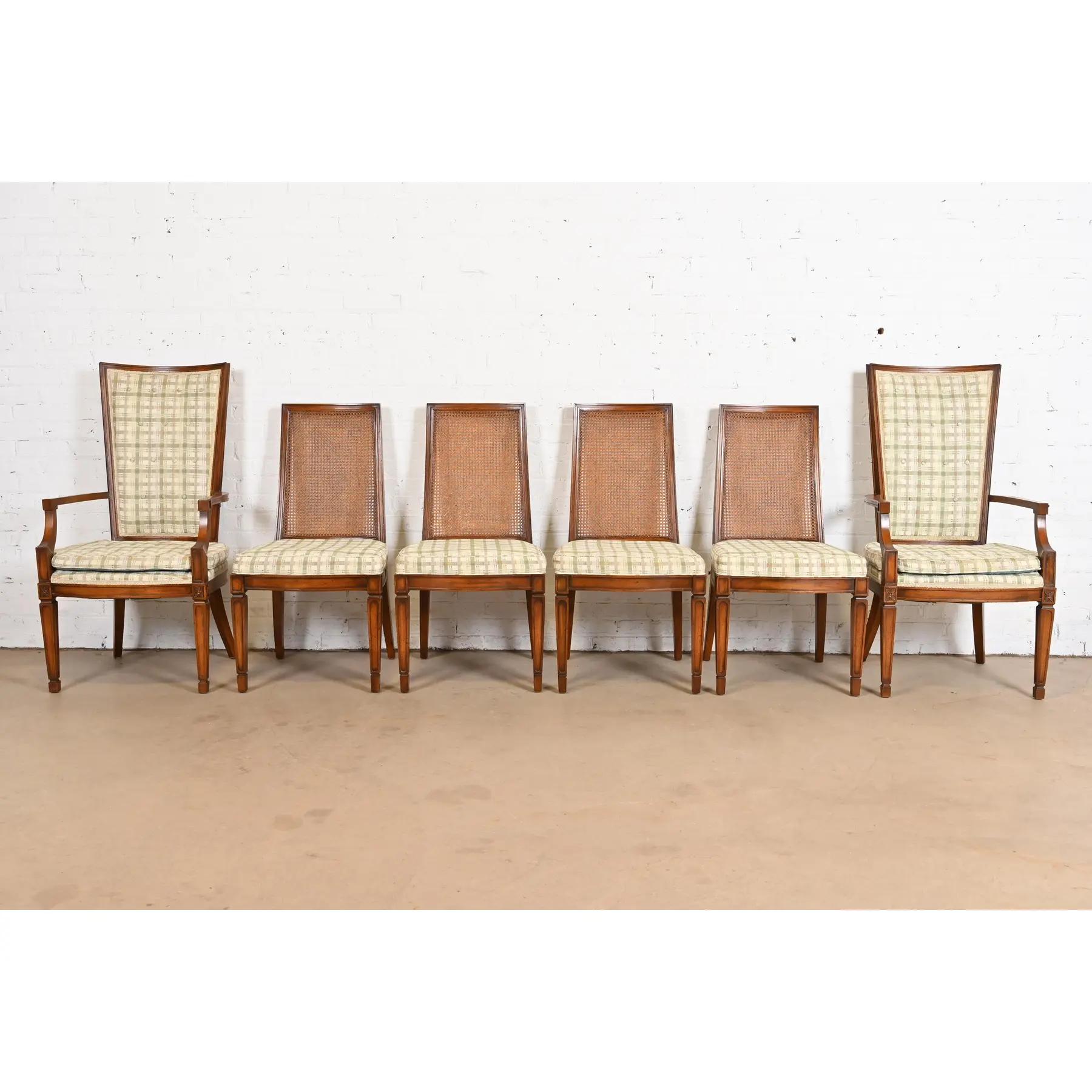 Uno splendido set di sei sedie da pranzo in stile Regency francese Luigi XVI

Alla maniera di Henredon

Da Grand Ledge Chair Company

USA, circa anni '1960

Telaio in noce massiccio intagliato, con schienali a canne e sedili